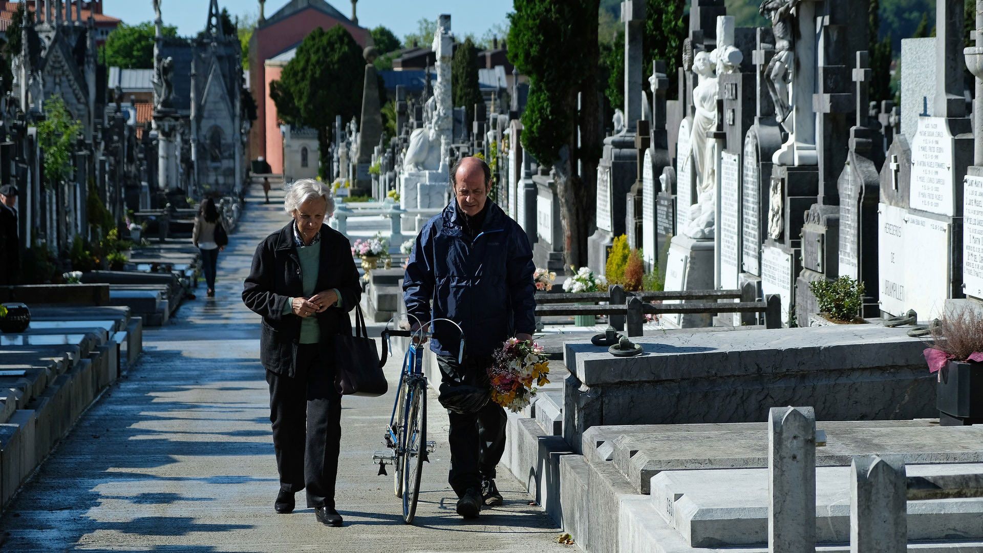 النا ایرورتا در قبرستان در مینی‌سریال Patria