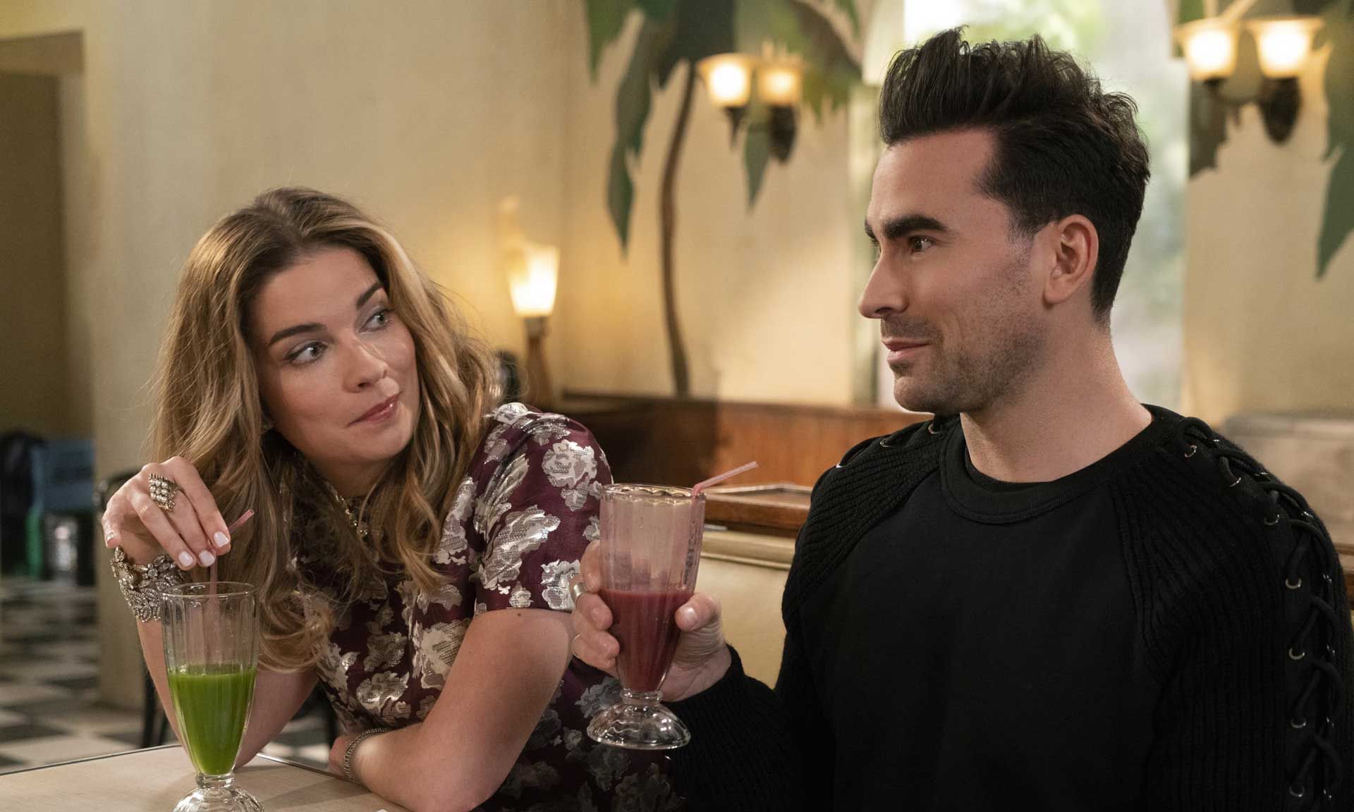 آدم ها در حال نوشیدن آبمیوه با لبخند در سریال Schitt’s Creek