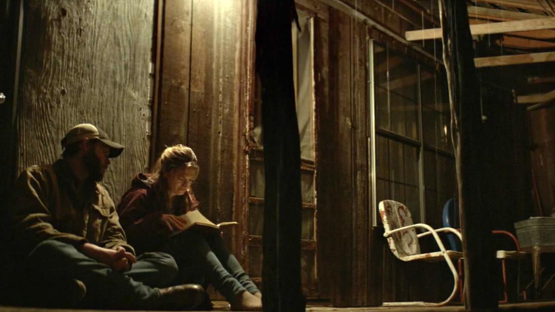 مارین ایرلند در حال خواندن دفترچه خاطرات مادرش در فیلم The Dark and the Wicked