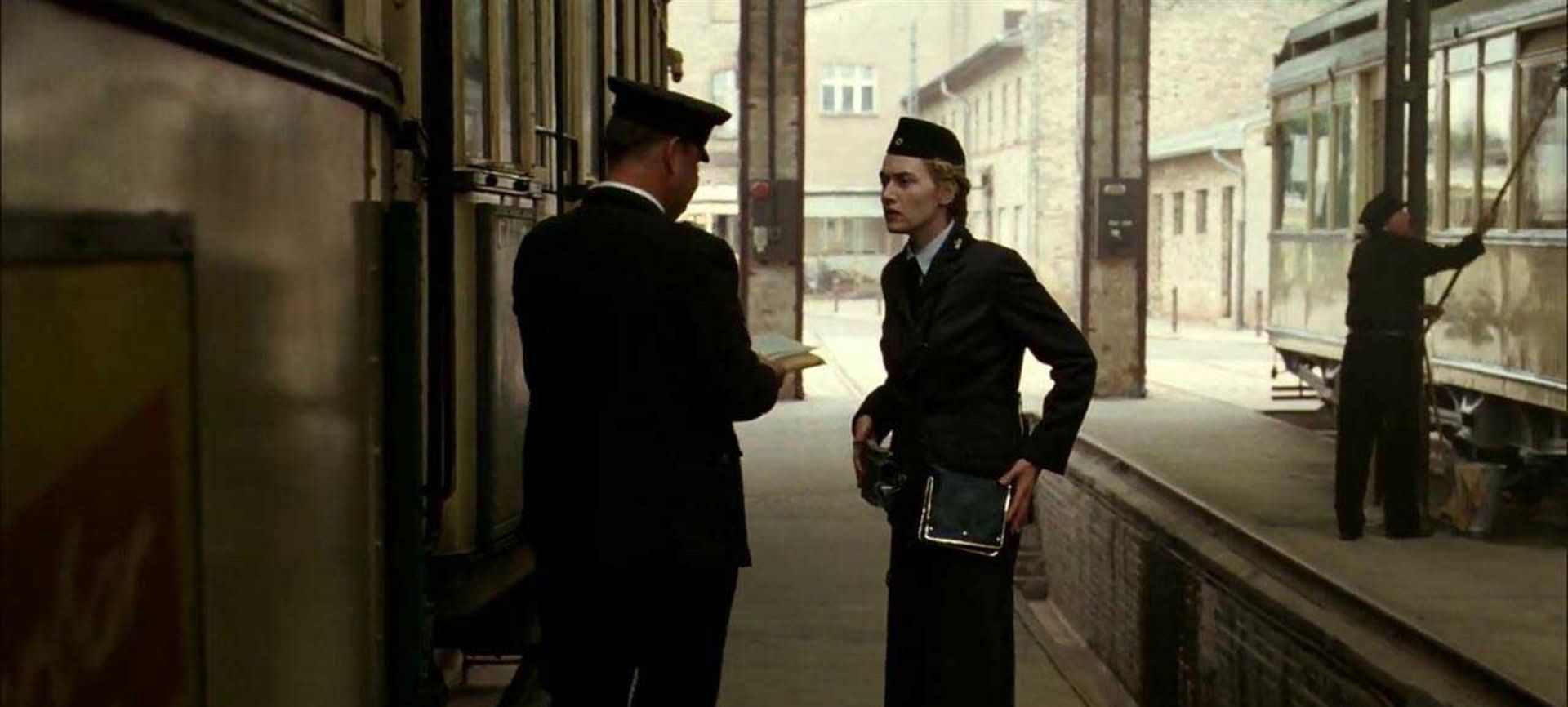 فیلم The Reader و گفت و گوی کیت وینسلت با یک نفر در ایستگاه قطار
