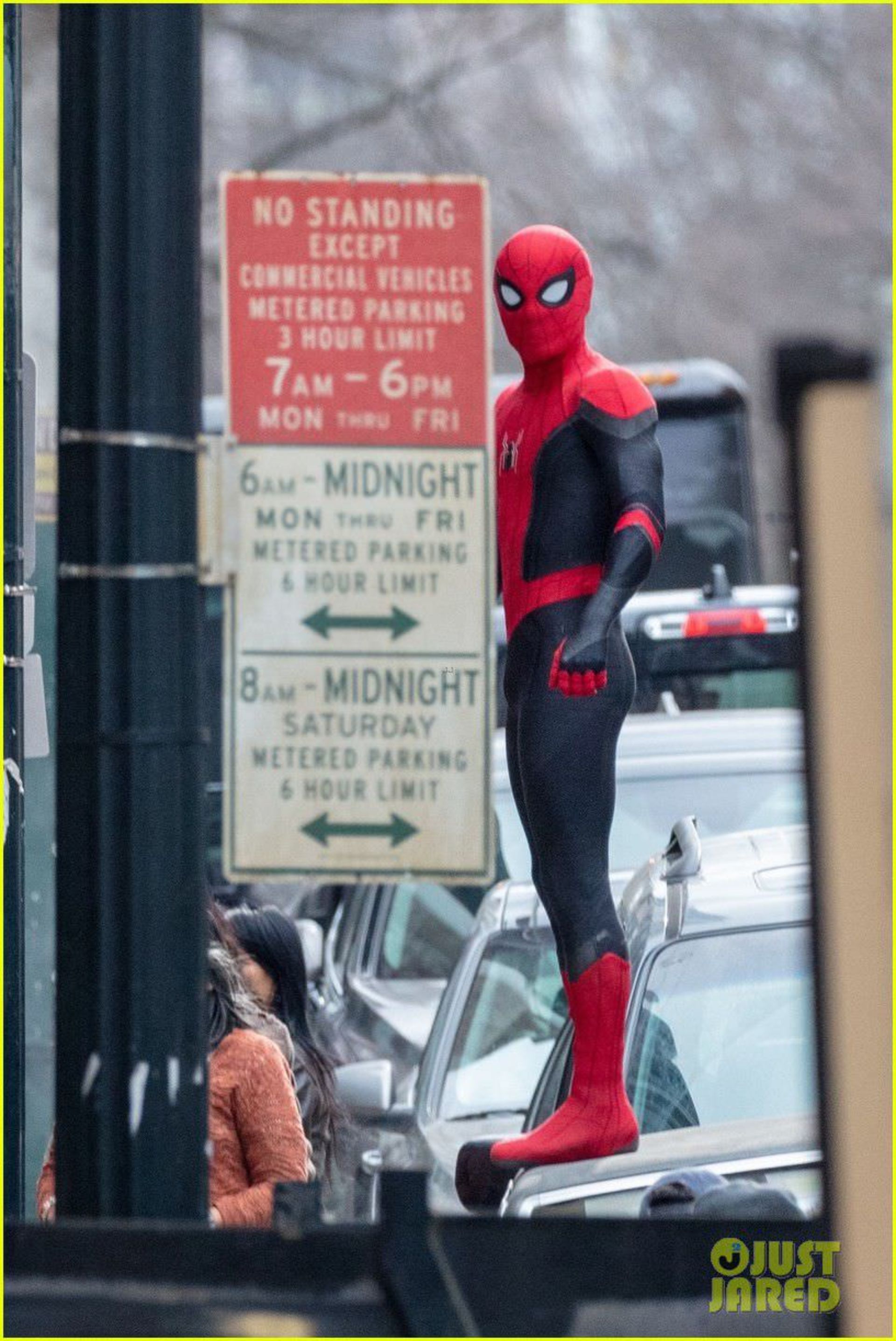 2021-1-tom-holland-back-in-spiderman-suit-set-of-third-movie-01