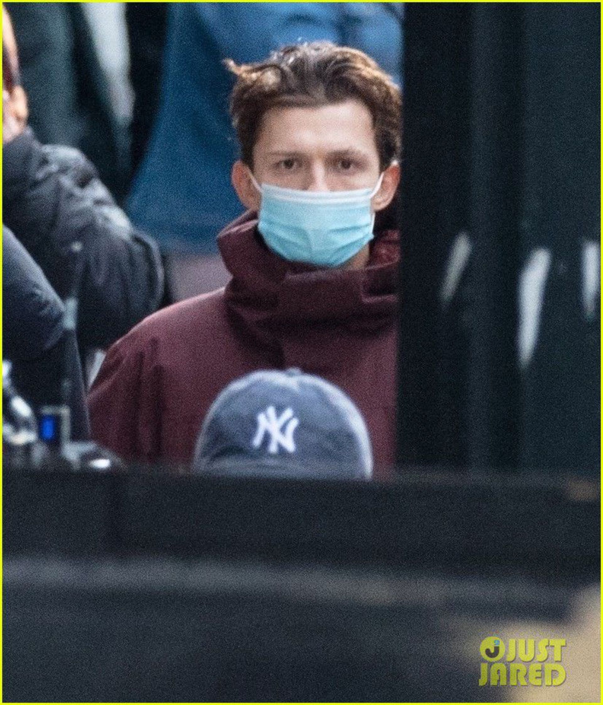 2021-1-tom-holland-back-in-spiderman-suit-set-of-third-movie-04