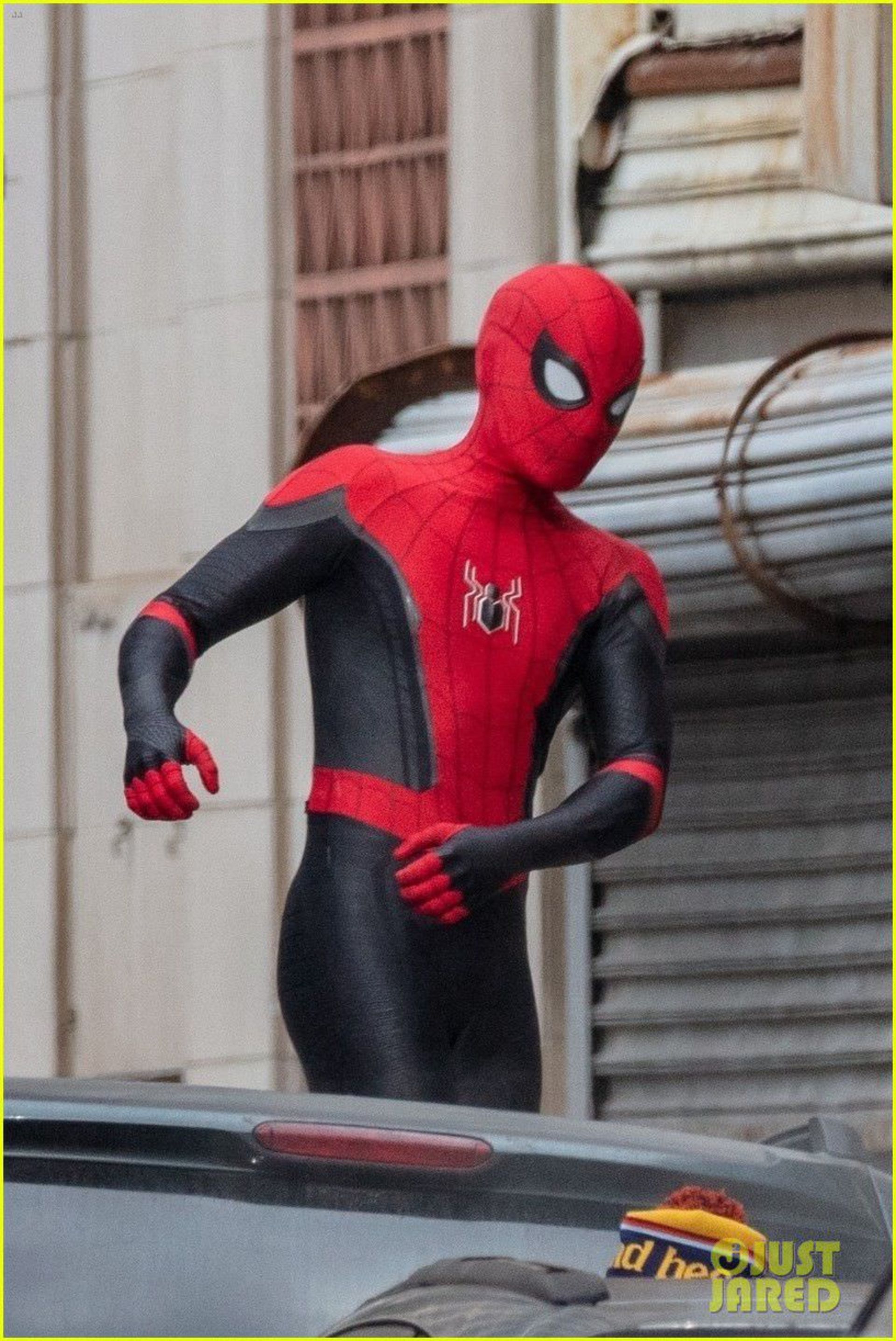 2021-1-tom-holland-back-in-spiderman-suit-set-of-third-movie-05