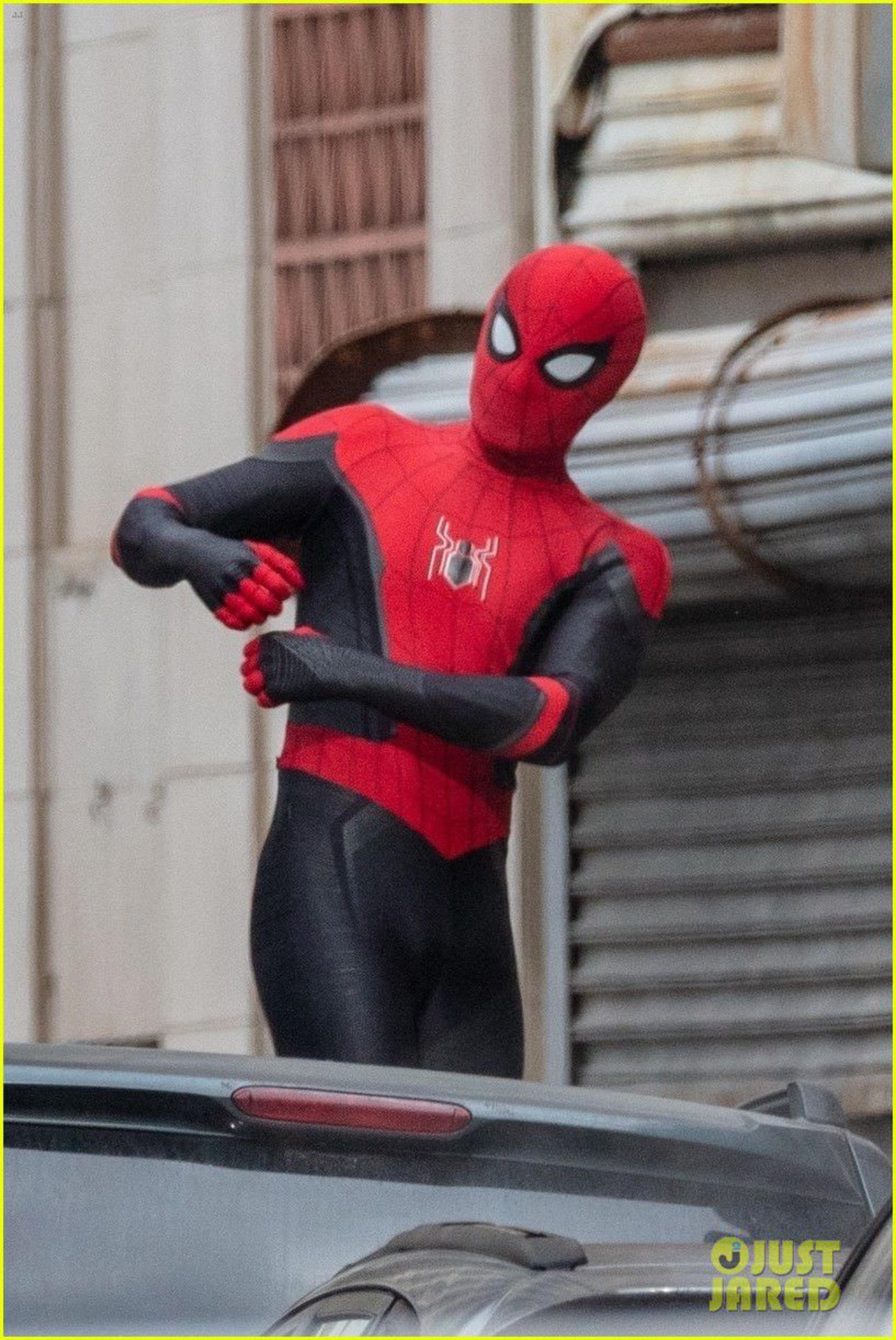 2021-1-tom-holland-back-in-spiderman-suit-set-of-third-movie-08