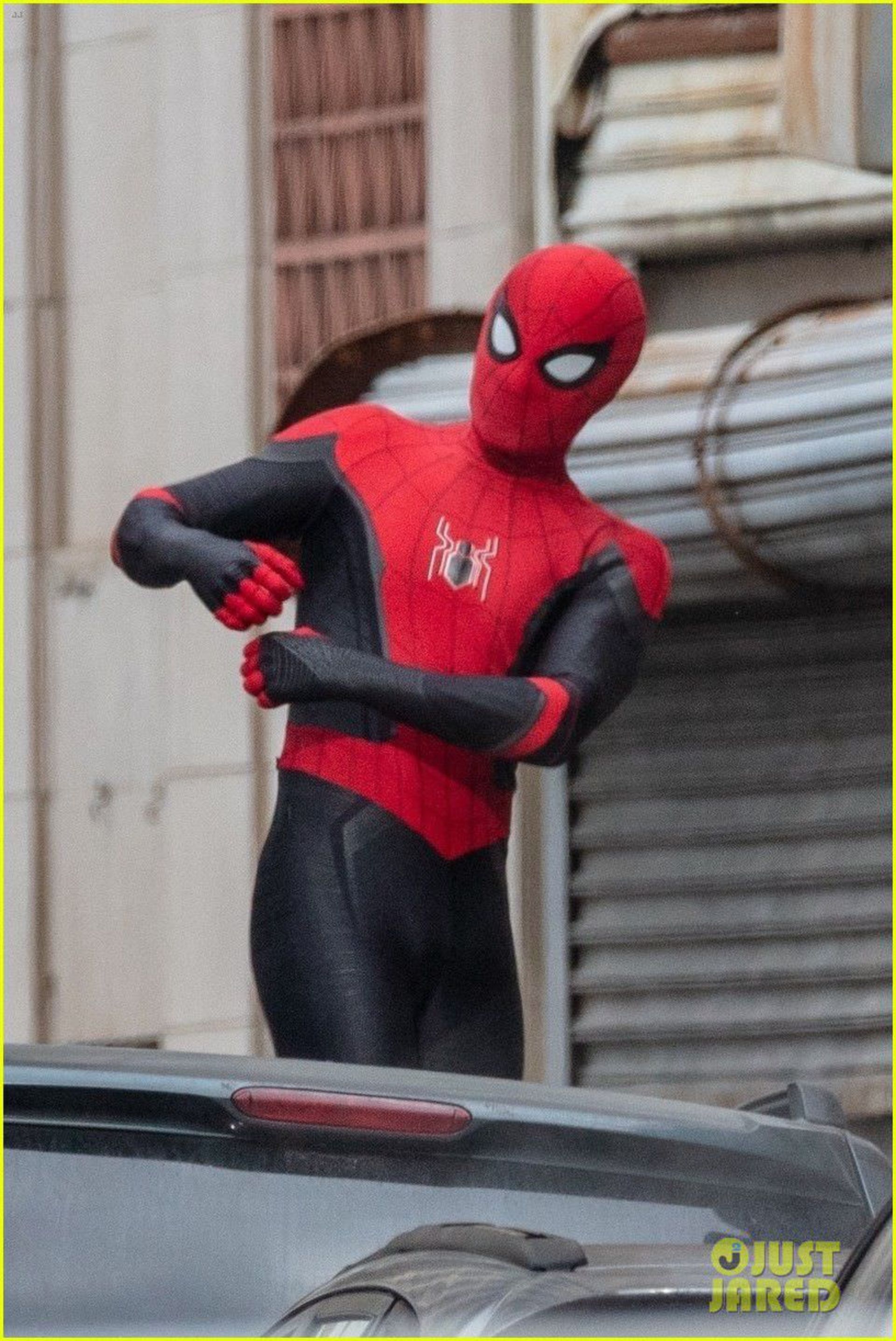 2021-1-tom-holland-back-in-spiderman-suit-set-of-third-movie-08