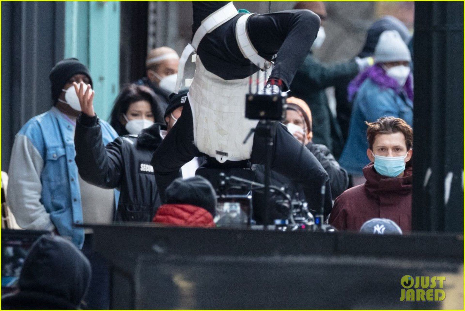 2021-1-tom-holland-back-in-spiderman-suit-set-of-third-movie-09