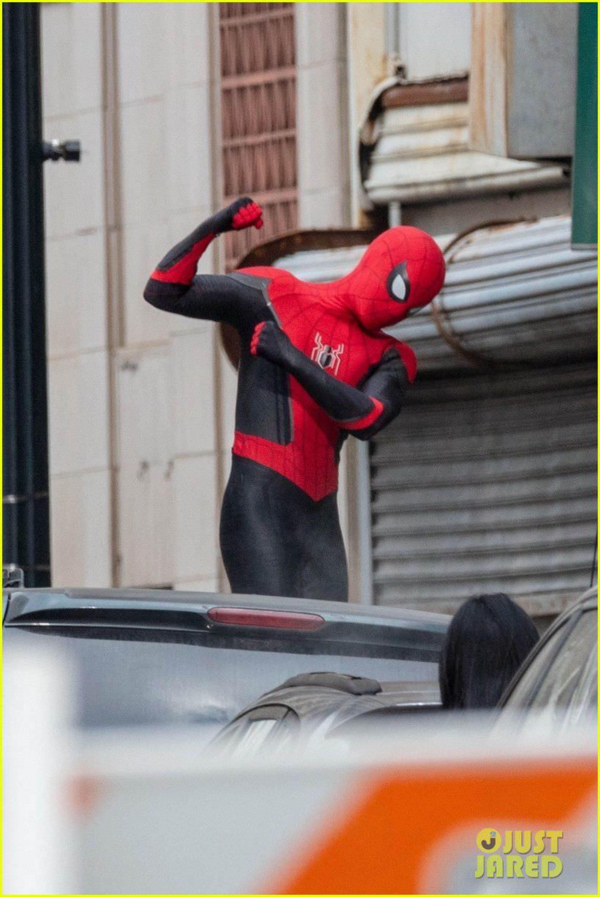 2021-1-tom-holland-back-in-spiderman-suit-set-of-third-movie-12