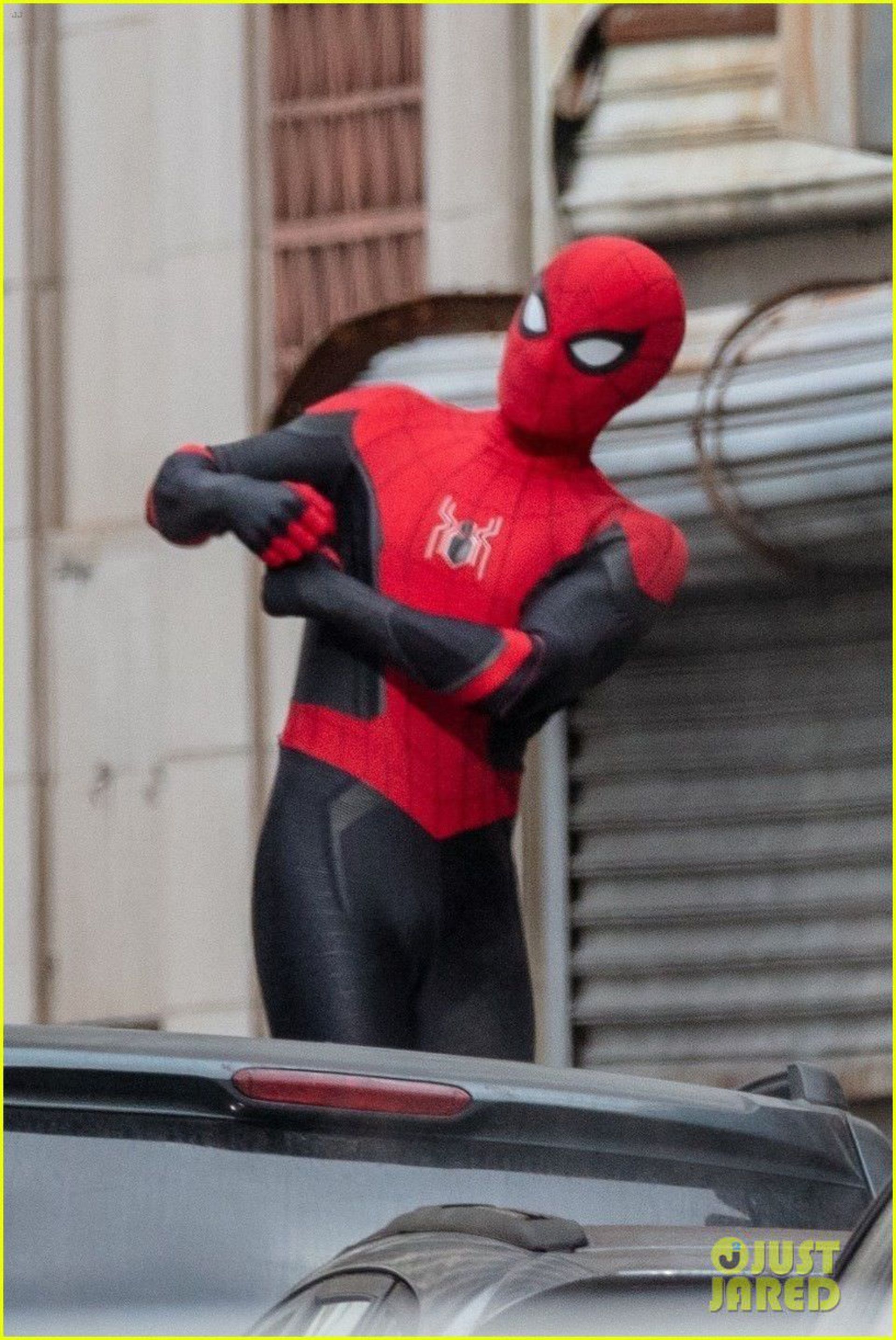 2021-1-tom-holland-back-in-spiderman-suit-set-of-third-movie-14