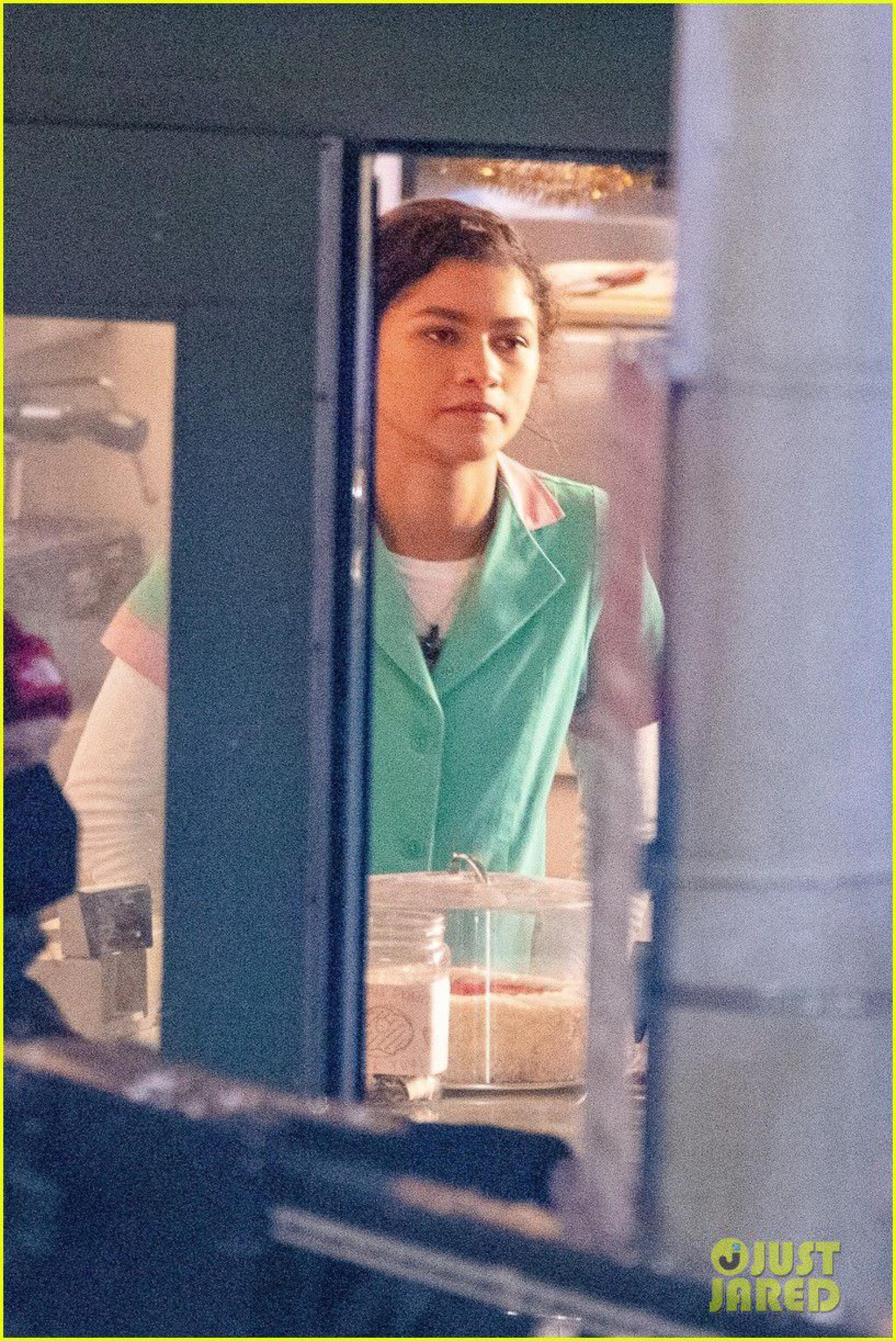 2021-1-zendaya-tom-holland-set-spiderman-january-2021-01