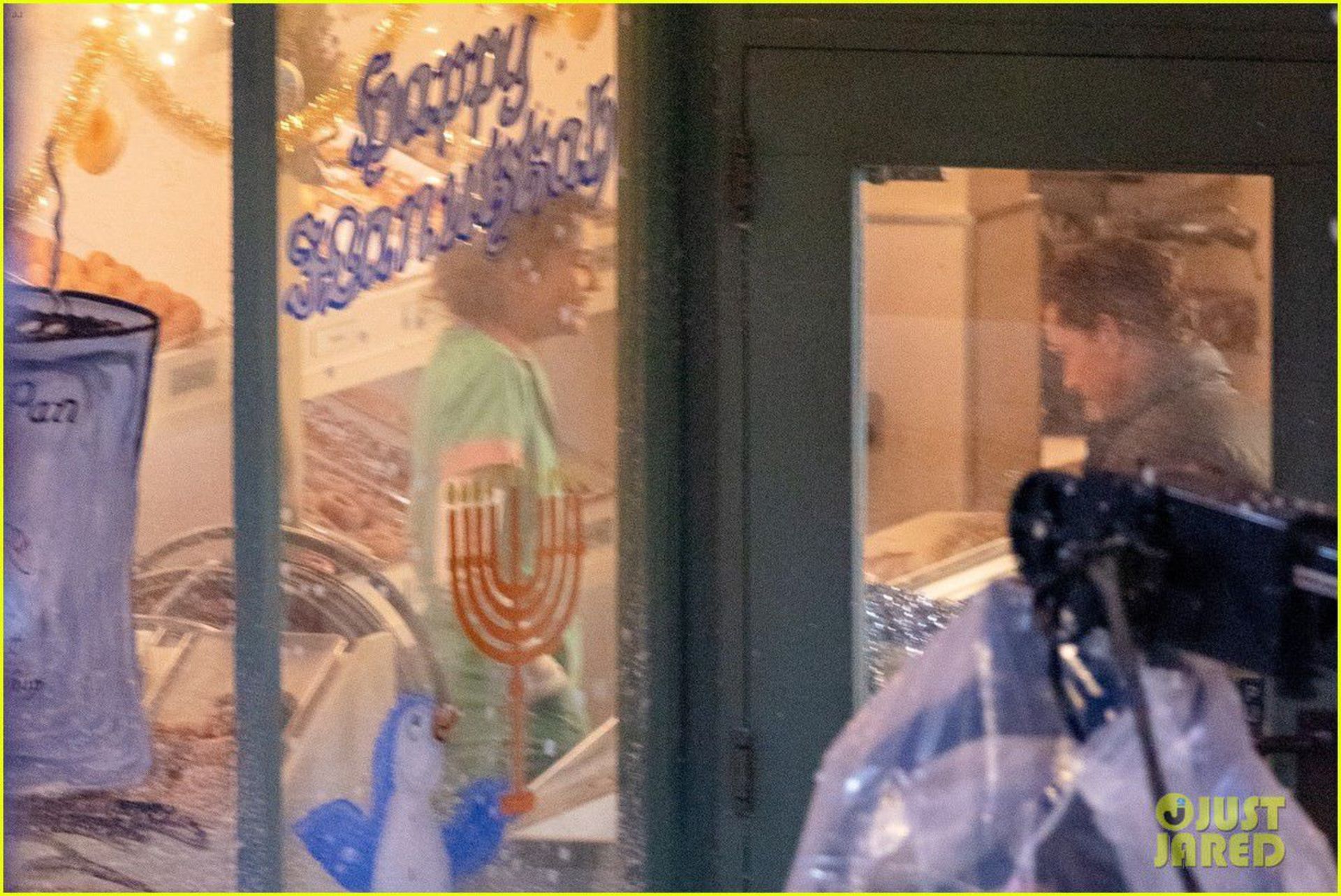2021-1-zendaya-tom-holland-set-spiderman-january-2021-02