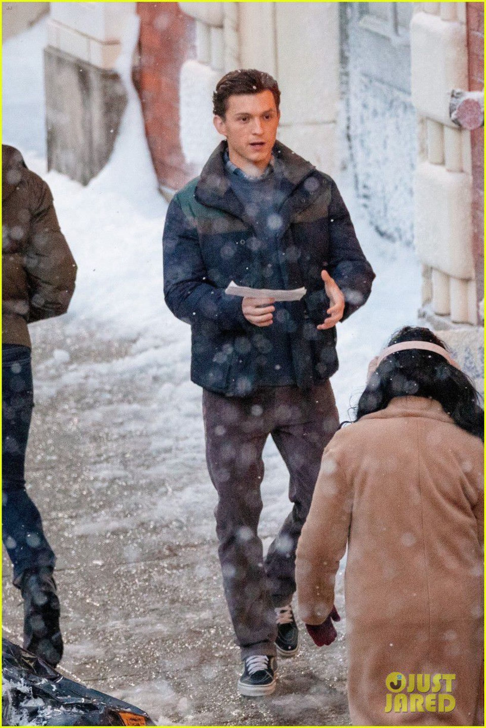 2021-1-zendaya-tom-holland-set-spiderman-january-2021-03