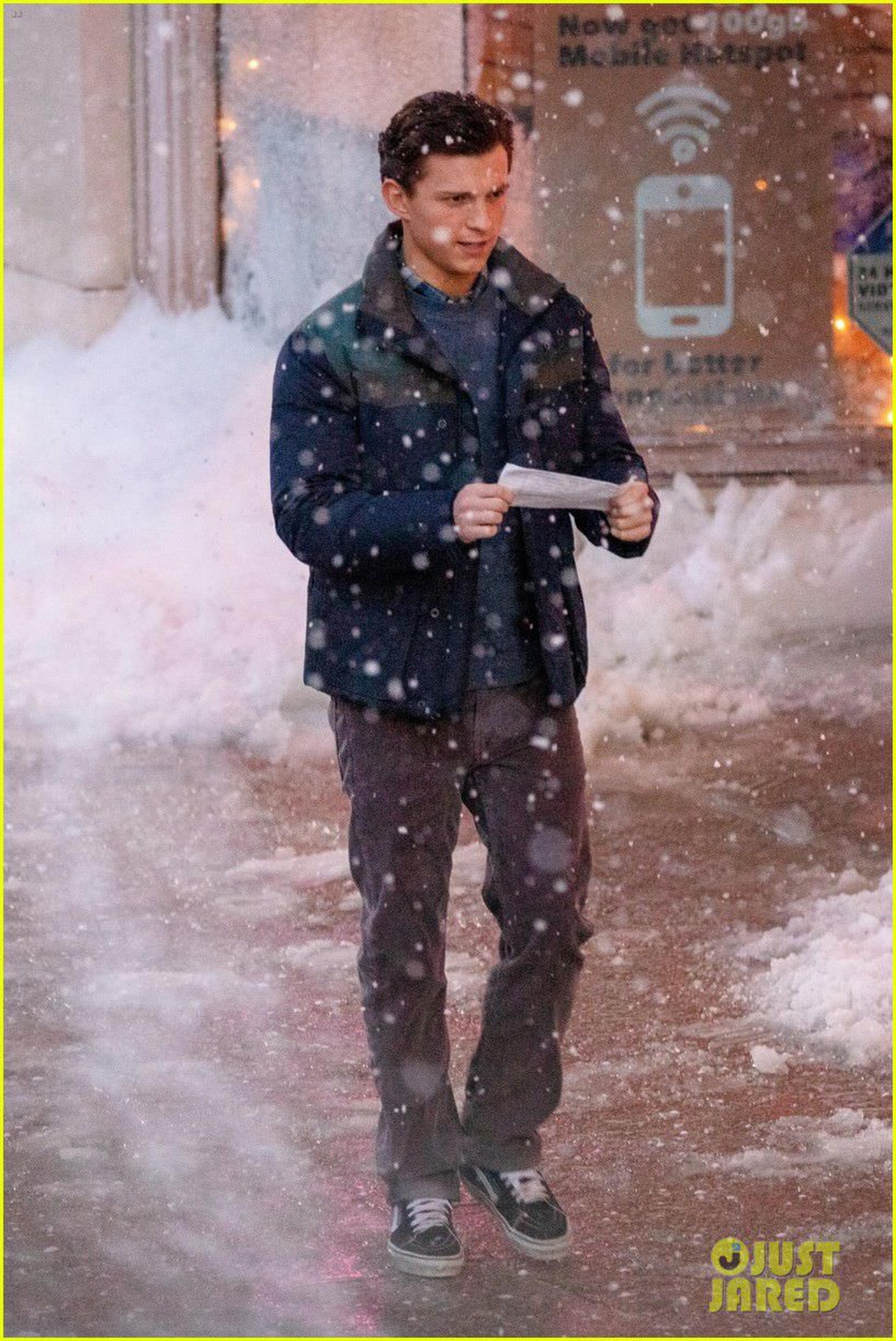 2021-1-zendaya-tom-holland-set-spiderman-january-2021-05