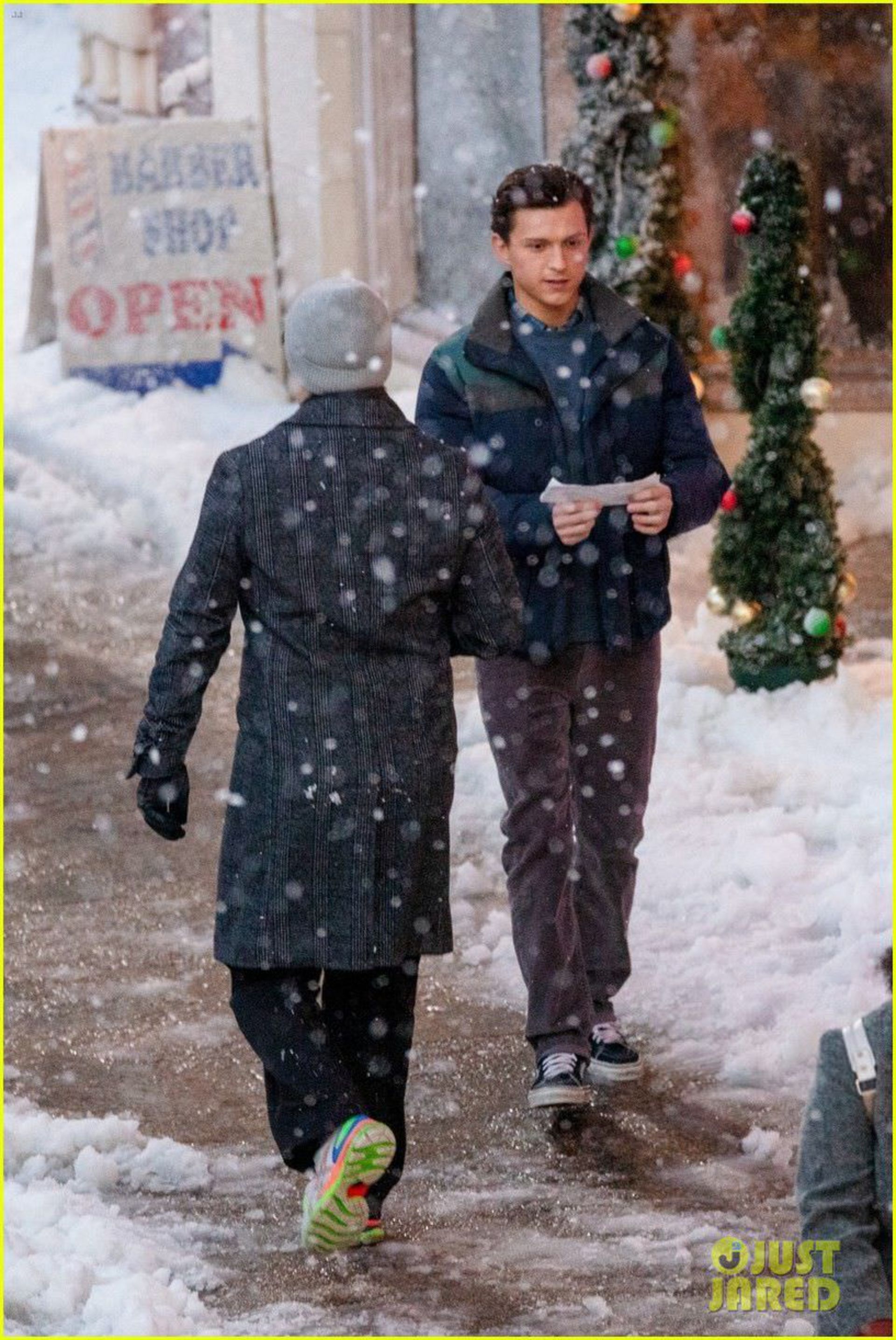 2021-1-zendaya-tom-holland-set-spiderman-january-2021-15