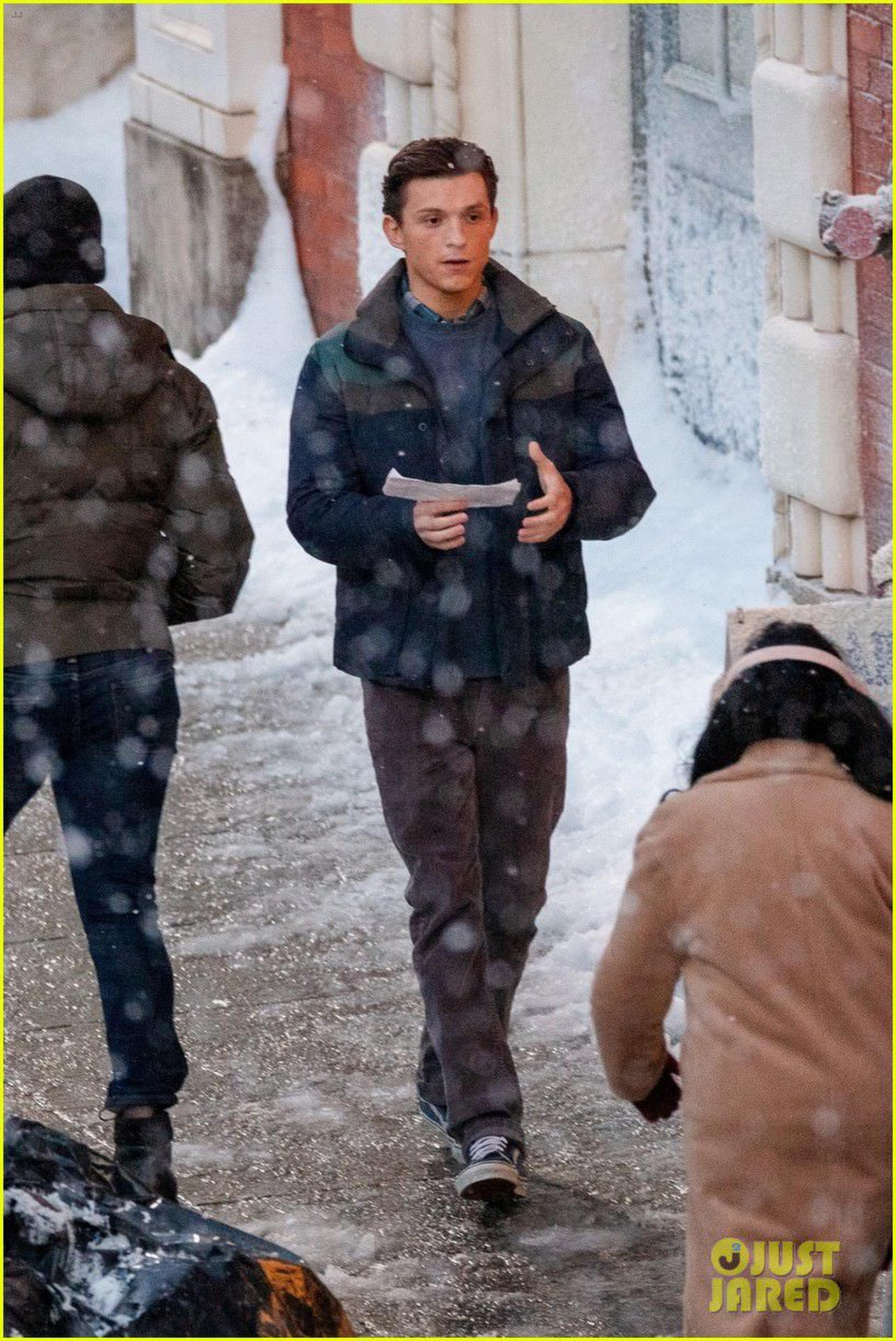 2021-1-zendaya-tom-holland-set-spiderman-january-2021-18
