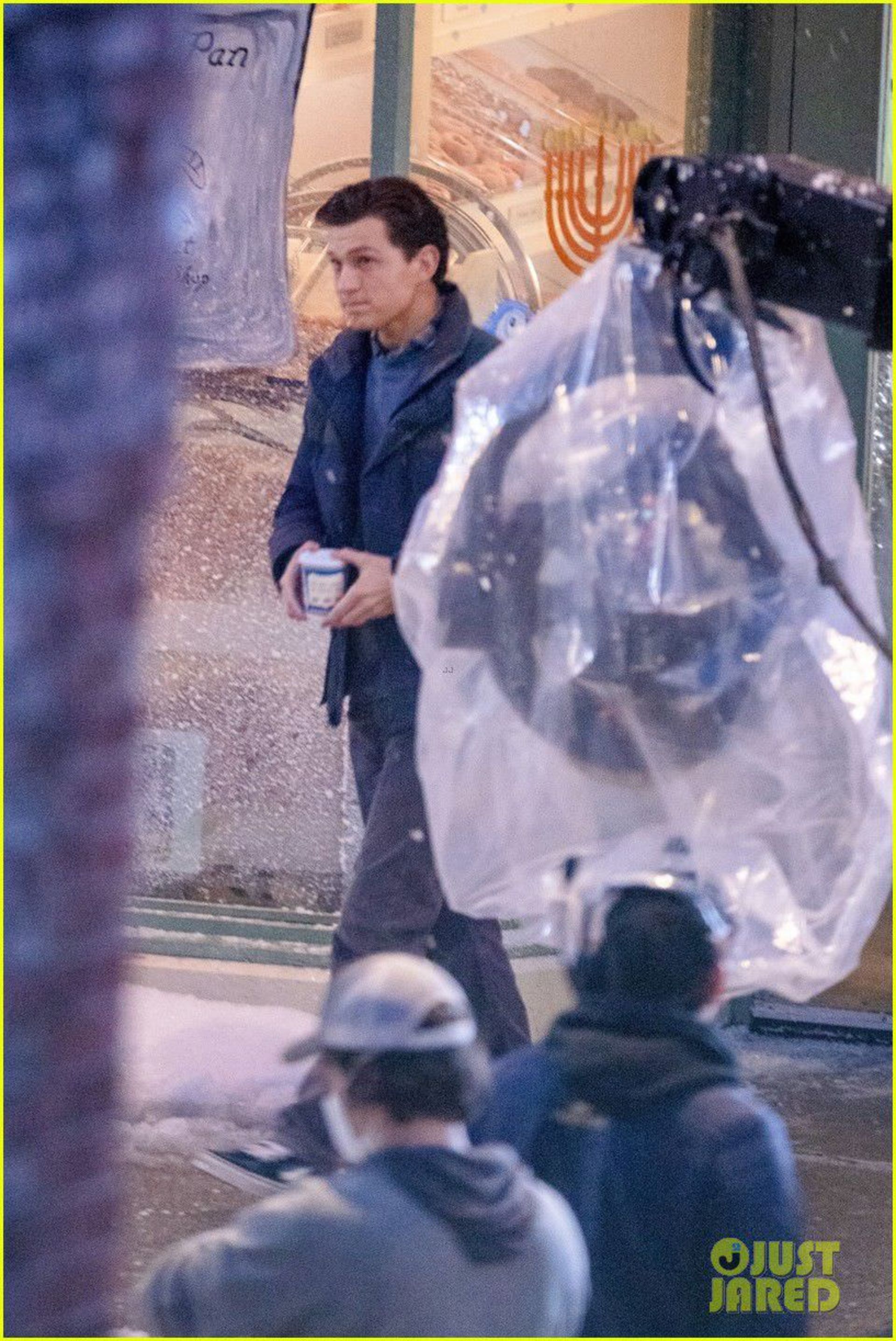 2021-1-zendaya-tom-holland-set-spiderman-january-2021-20