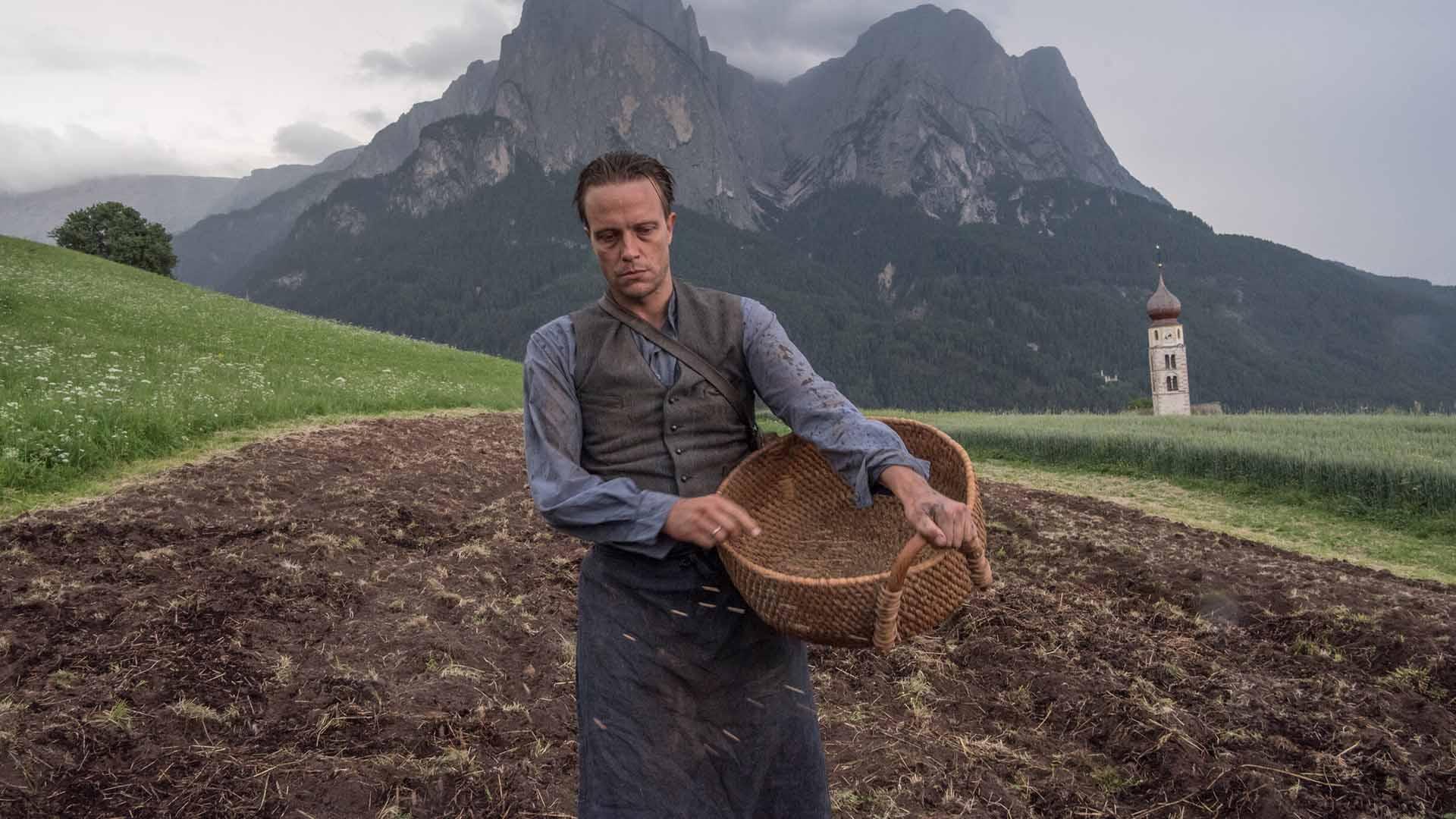 آگوست دیل در مزرعه در حال کشاورزی در فیلم A Hidden Life