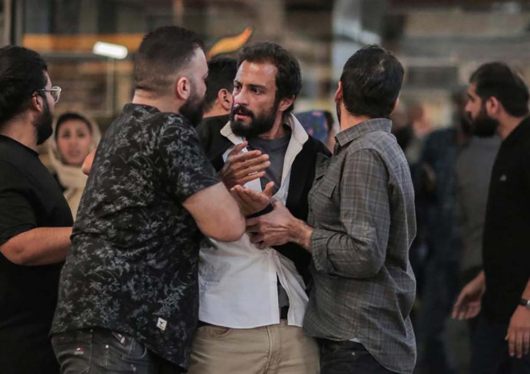 امیر جدیدی در حال دعوا با محسن تنابنده در فیلم قهرمان