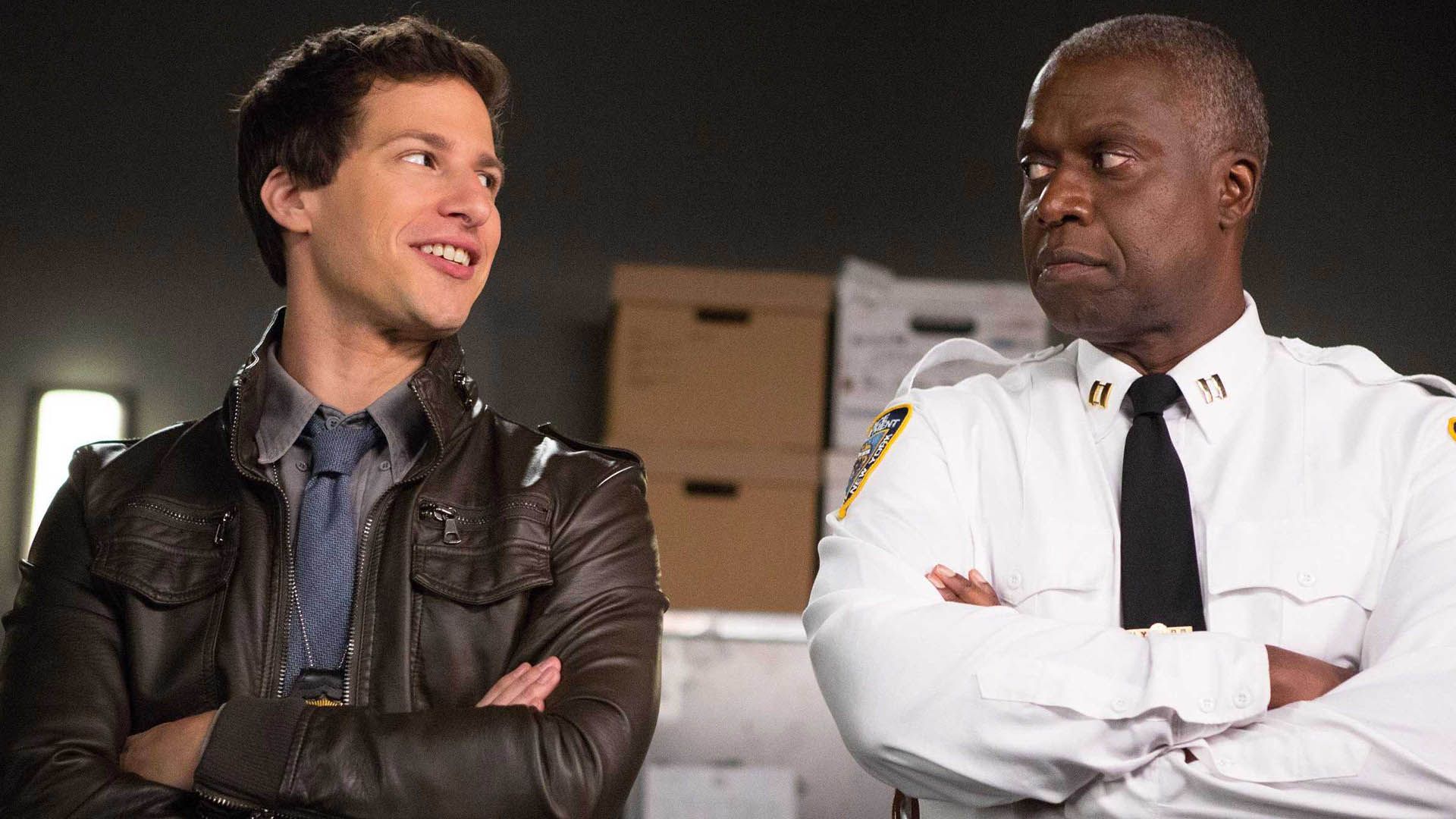 اندری بروگر و اندی سمبرگ در سریال Brooklyn Nine-Nine درحال صحبت کردن