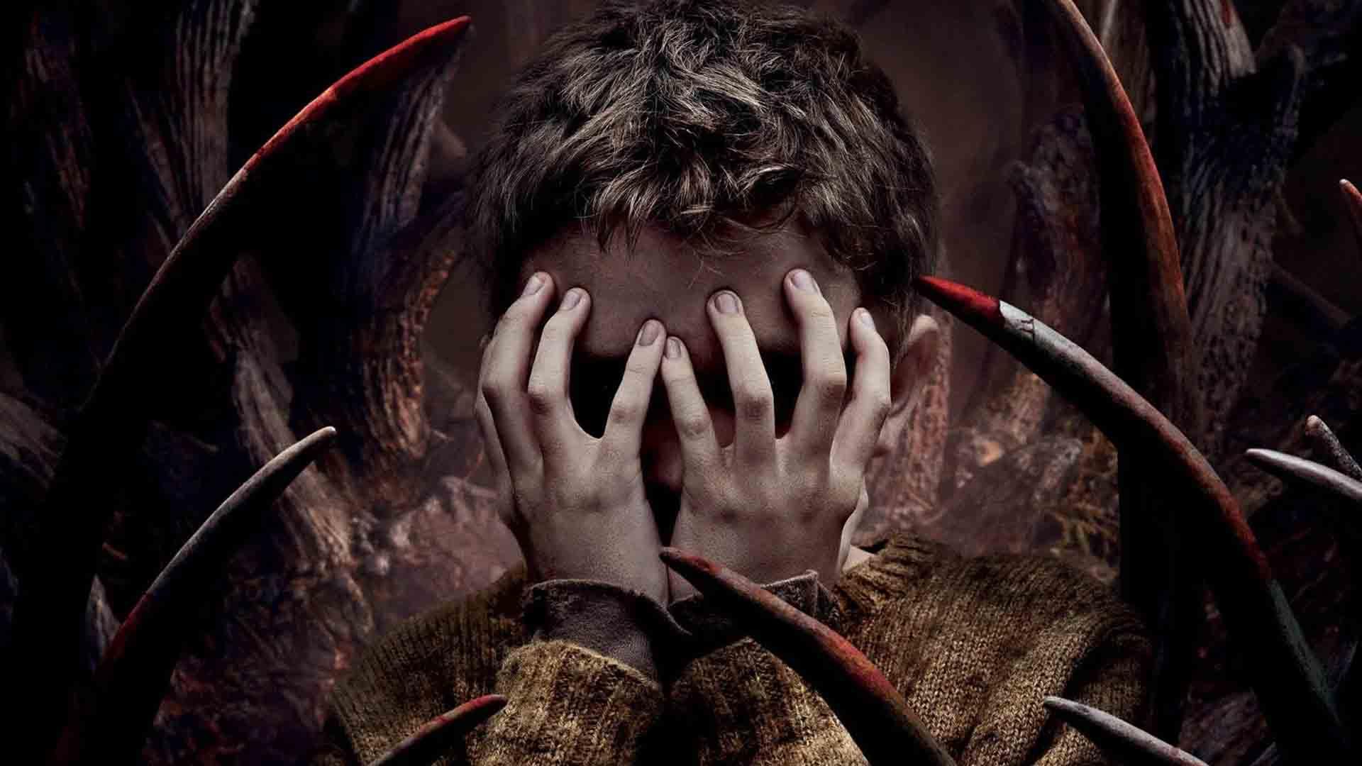 جرمی تی توماس در پوستر فیلم Antlers جلوی صورت خود را گرفته است
