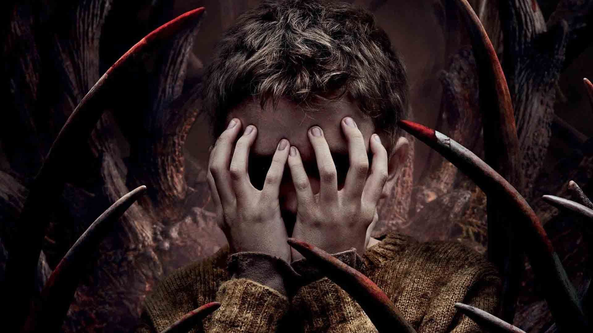 جرمی تی توماس در پوستر فیلم Antlers جلوی صورت خود را گرفته است