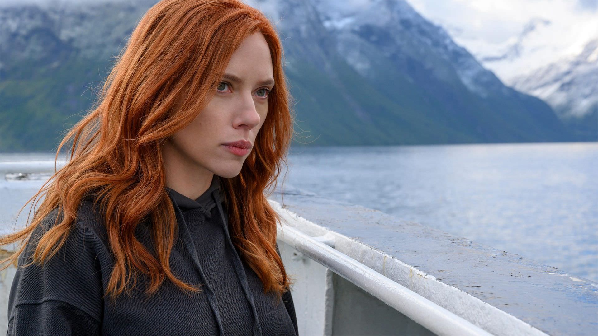 اسکارلت جوهانسون در نقش بلک ویدو در قایق در رودخانه ای در نروژ در فیلم Black Widow