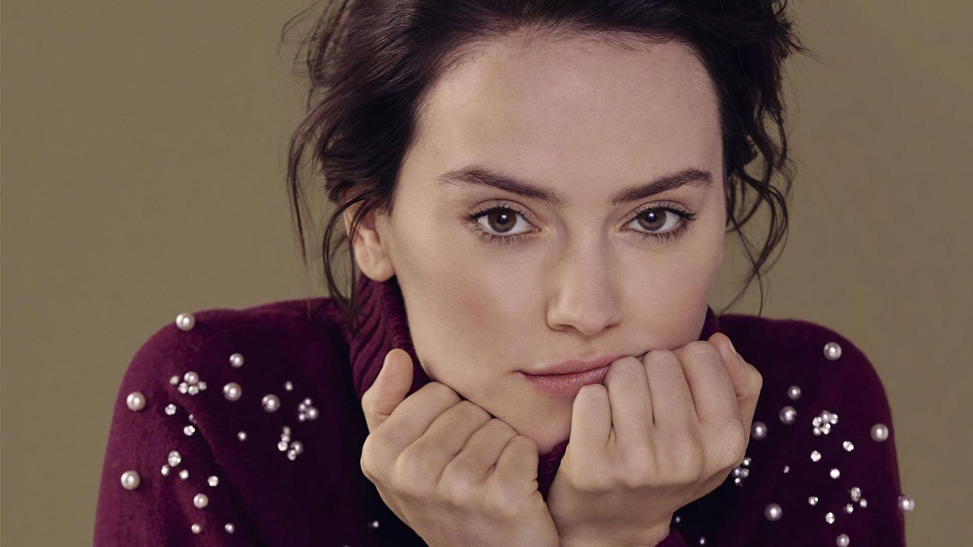 دیزی ریدلی با پولیوری قرمز رنگ