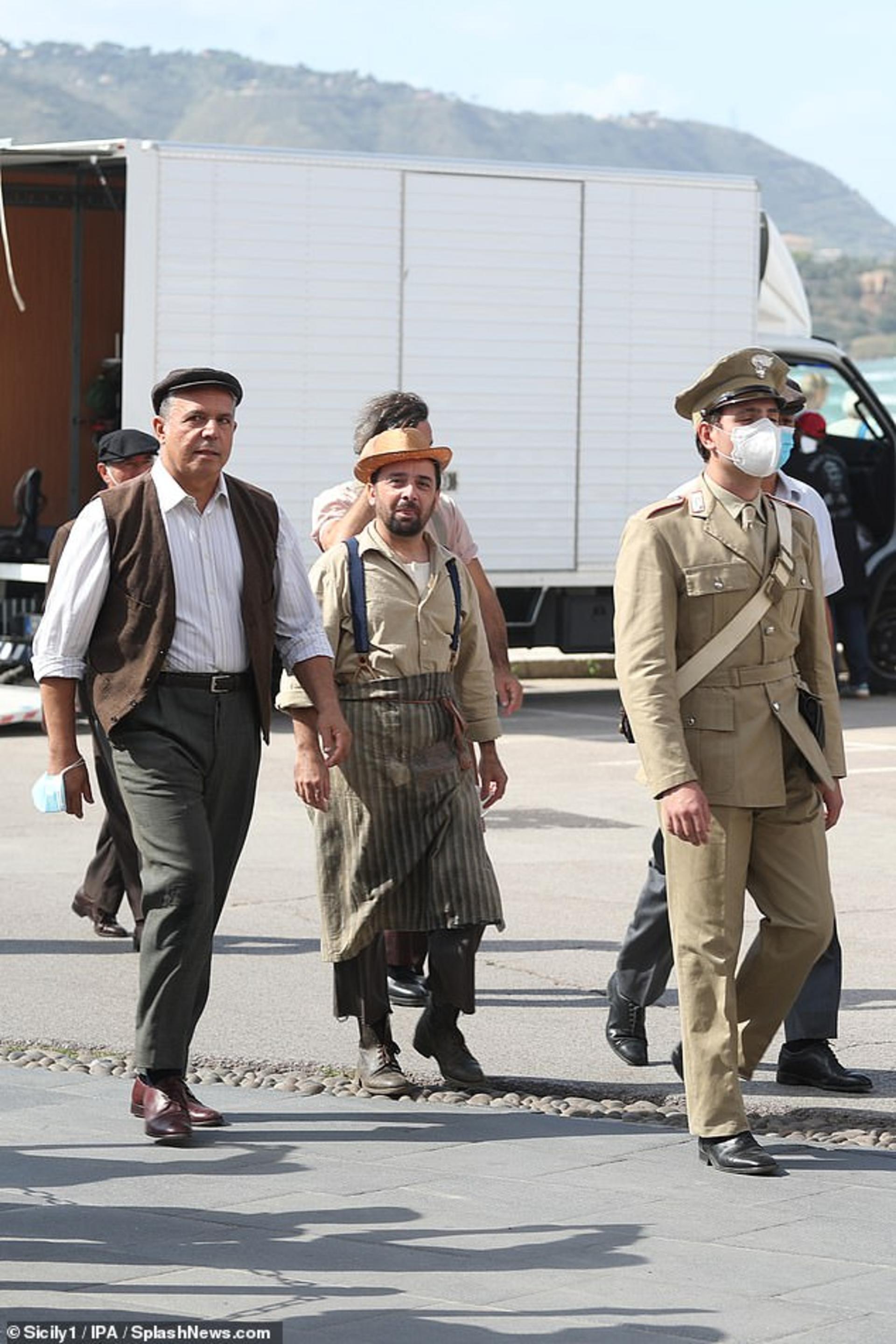 2021-10-indiana-jones-5-set-photos-give-first-look-at-mads-mikkelsen-with-harrison-ford-08