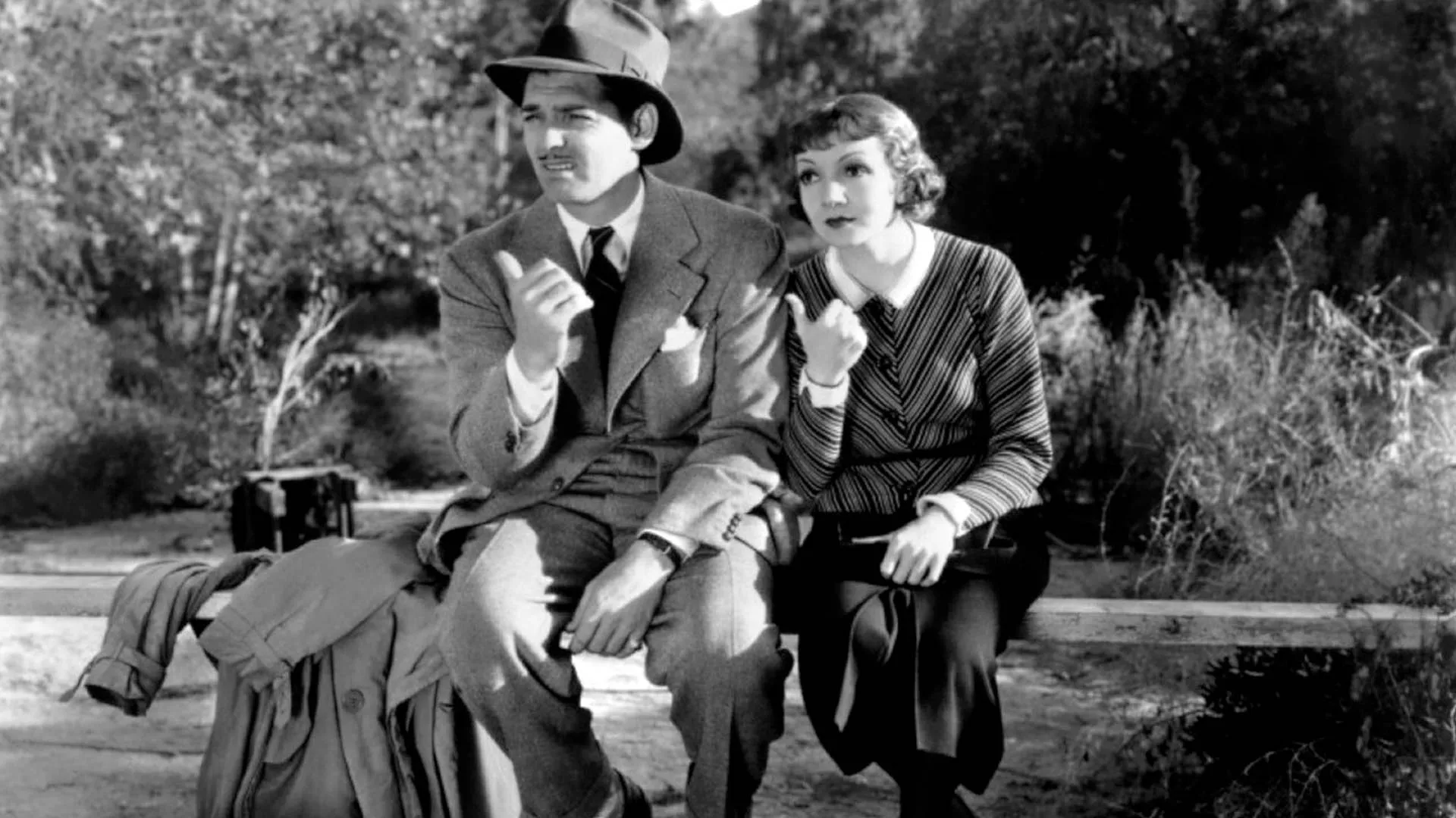 شخصیت های اصلی فیلم It Happened One Night کنار یک جاده