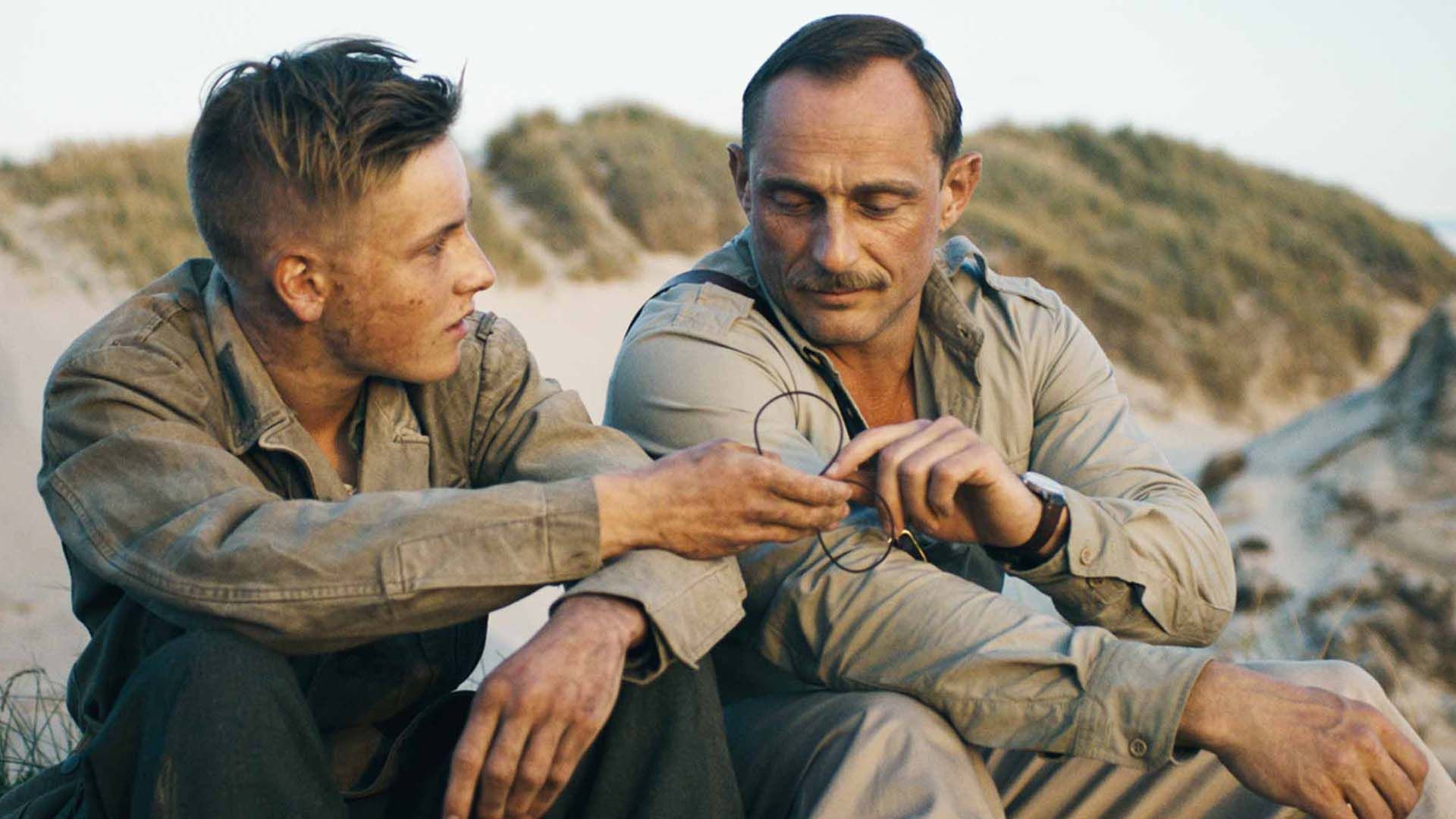 رولند مولر و لوئیس هافمن در فیلم Land of Mine