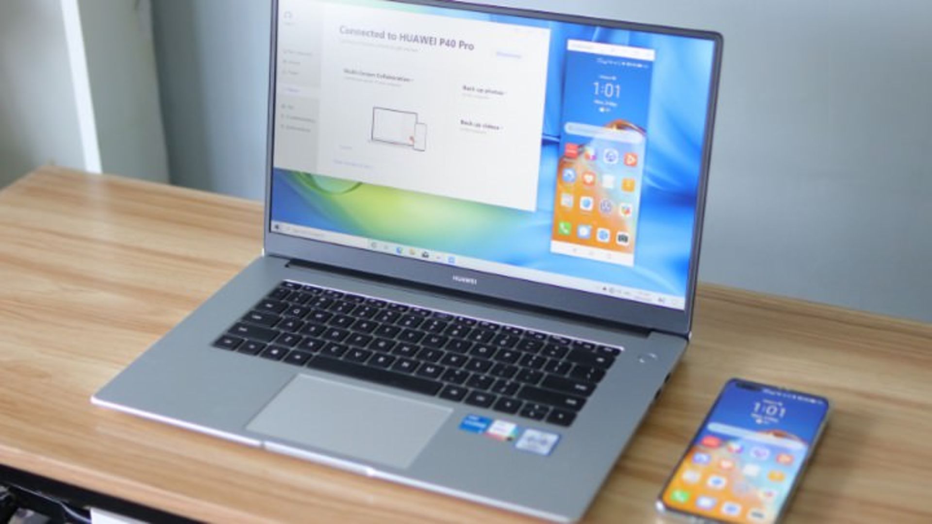 میت بوک D15 به همراه گوشی میت 