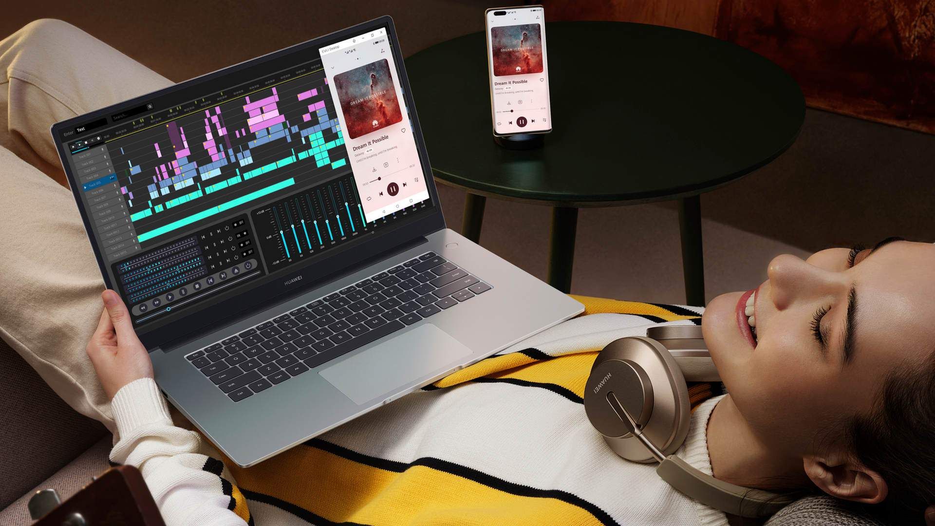 خانمی در حال کار با میت بوک D15