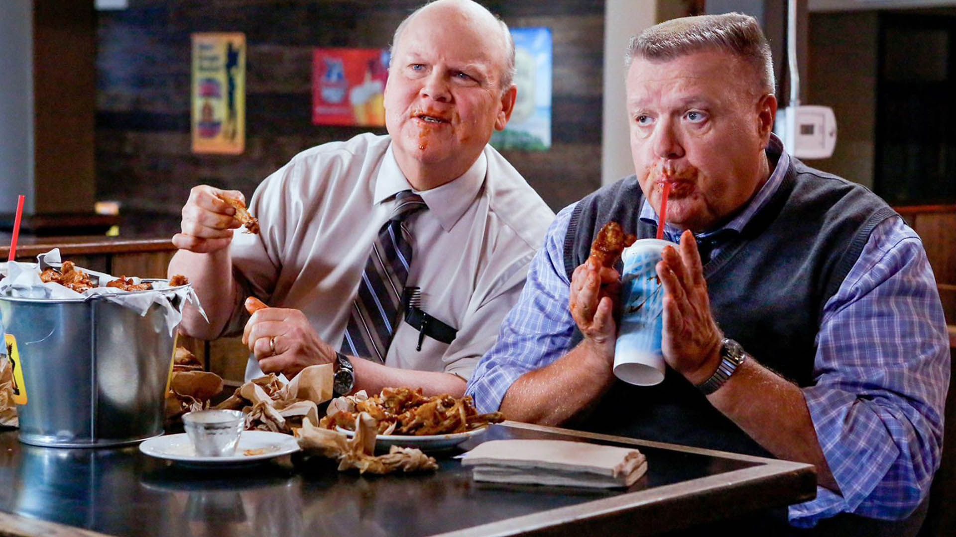 شخصیت های اسکالی و هیچکام در سریال Brooklyn Nine-Nine درحال غذا خوردن