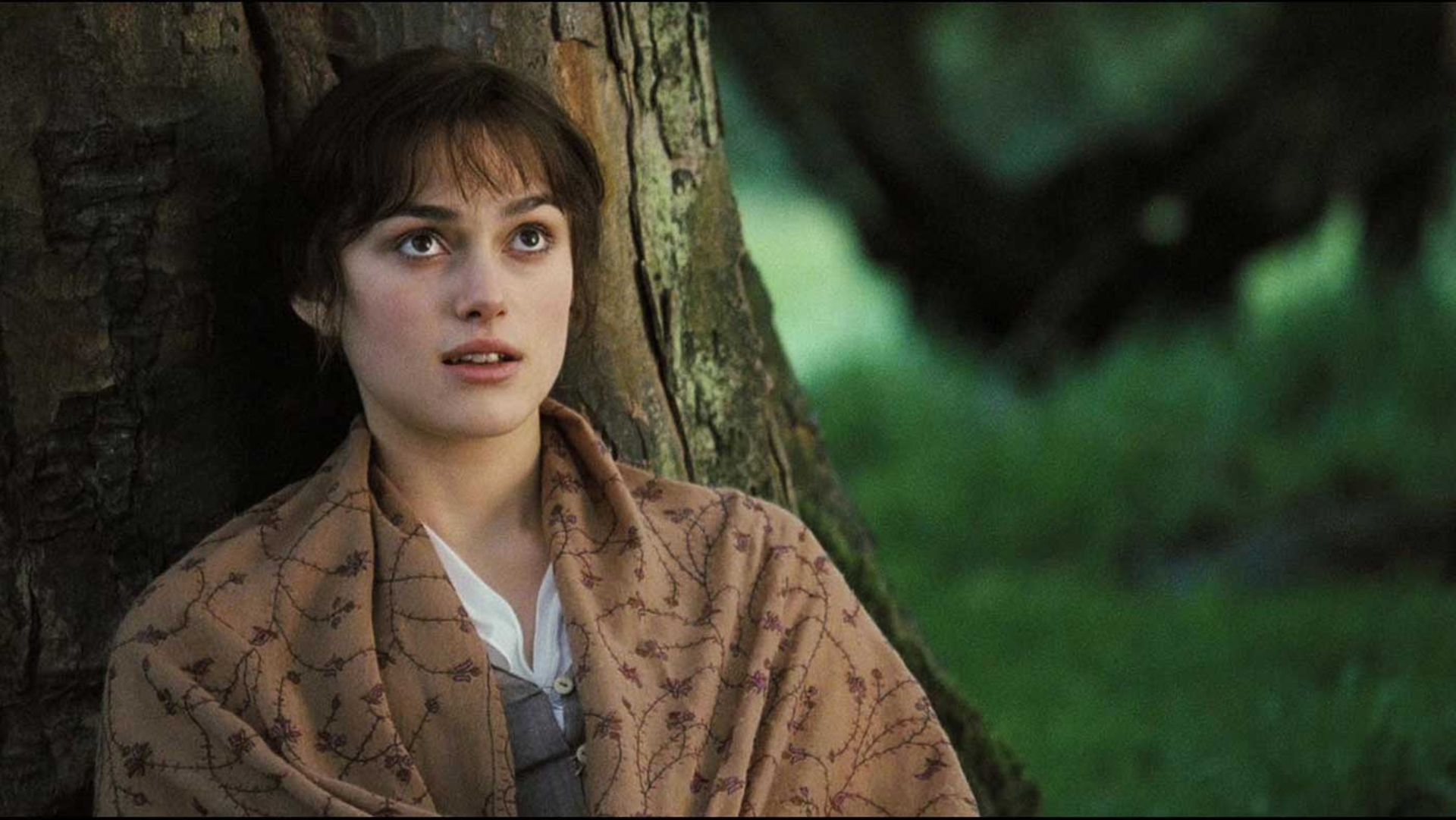 تکیه دادن کیرا نایتلی به درخت در فیلم اقتباسی Pride and Prejudice