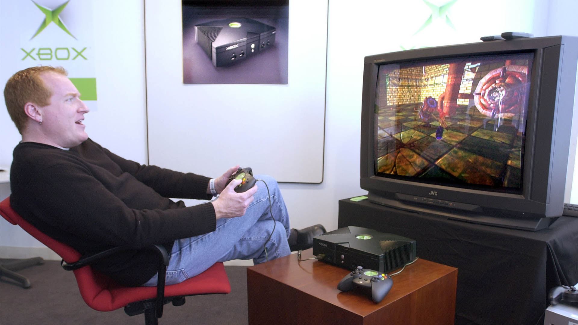 شیمس بلکلی در حال بازی کردن با ایکس باکس