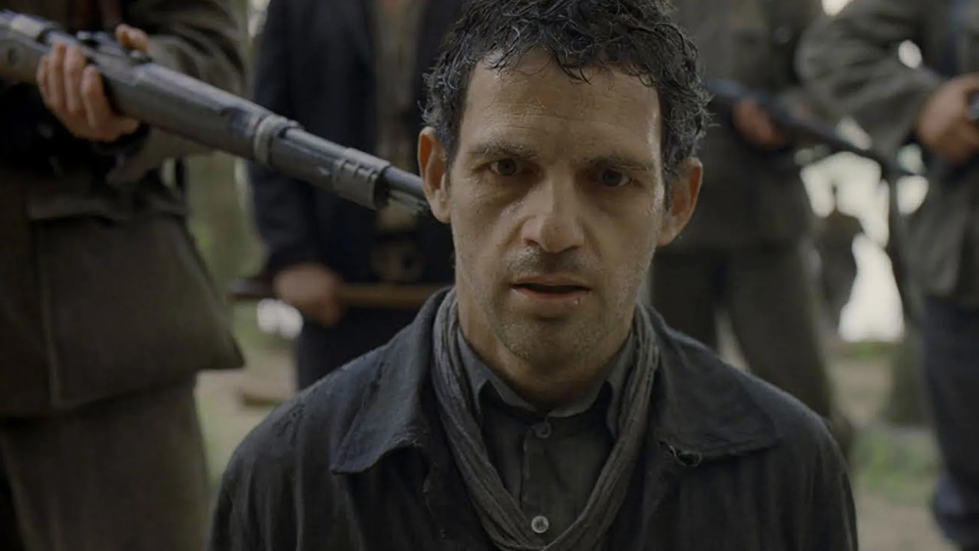 در فیلم Son of Saul یک اسلحه روی سر گزا روریگ قرار گرفته است