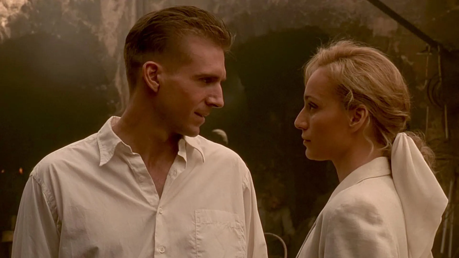 ریف فاینز به همراه کریستین اسکات توماس در فیلم The English Patient