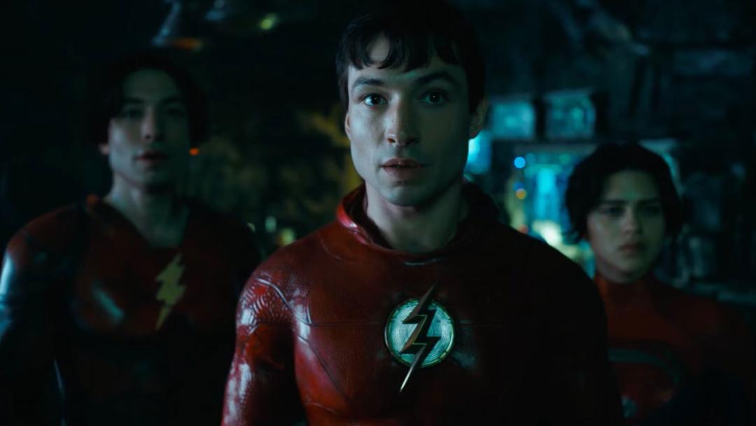 دو نسخه متفاوت از فلش با بازی ازرا میلر و سوپرگرل در غار بتمن در فیلم The Flash