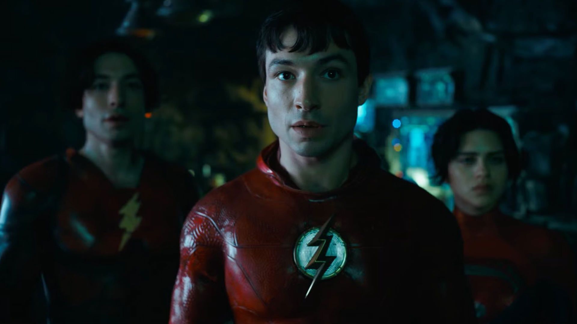 دو نسخه متفاوت از فلش با بازی ازرا میلر و سوپرگرل در غار بتمن در فیلم The Flash