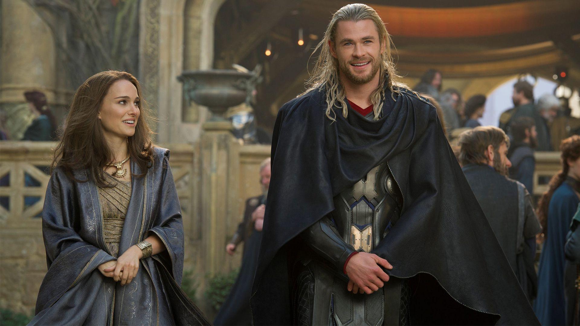 کریس همسورث در نقش ثور و ناتالی پورتمن در نقش جین فاستر در آزگارد در فیلم Thor: The Dark World