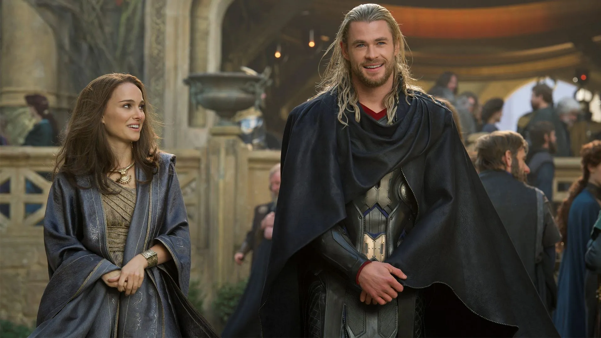 کریس همسورث در نقش ثور و ناتالی پورتمن در نقش جین فاستر در آزگارد در فیلم Thor: The Dark World