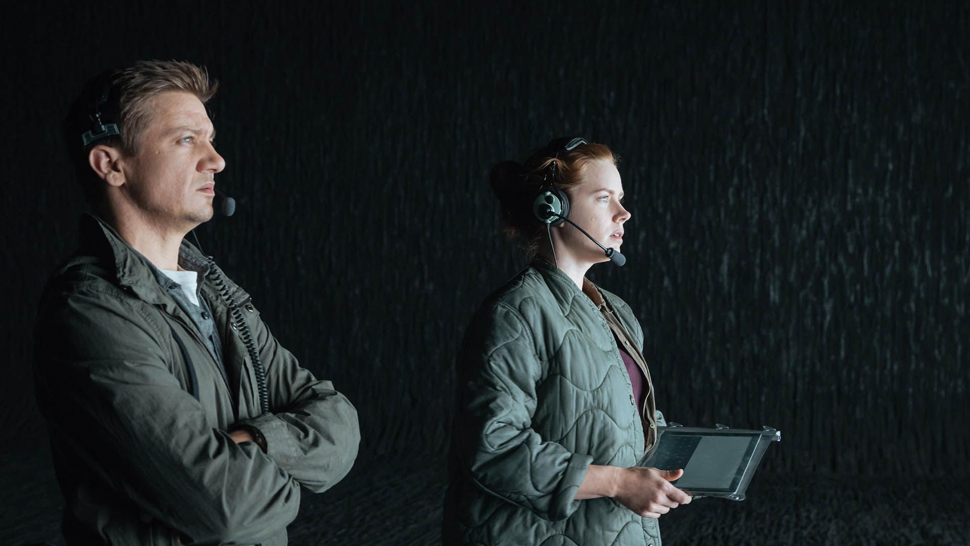 ایمی آدامز و جرمی رنیر بازیگران شخصیت‌های اصلی فیلم Arrival