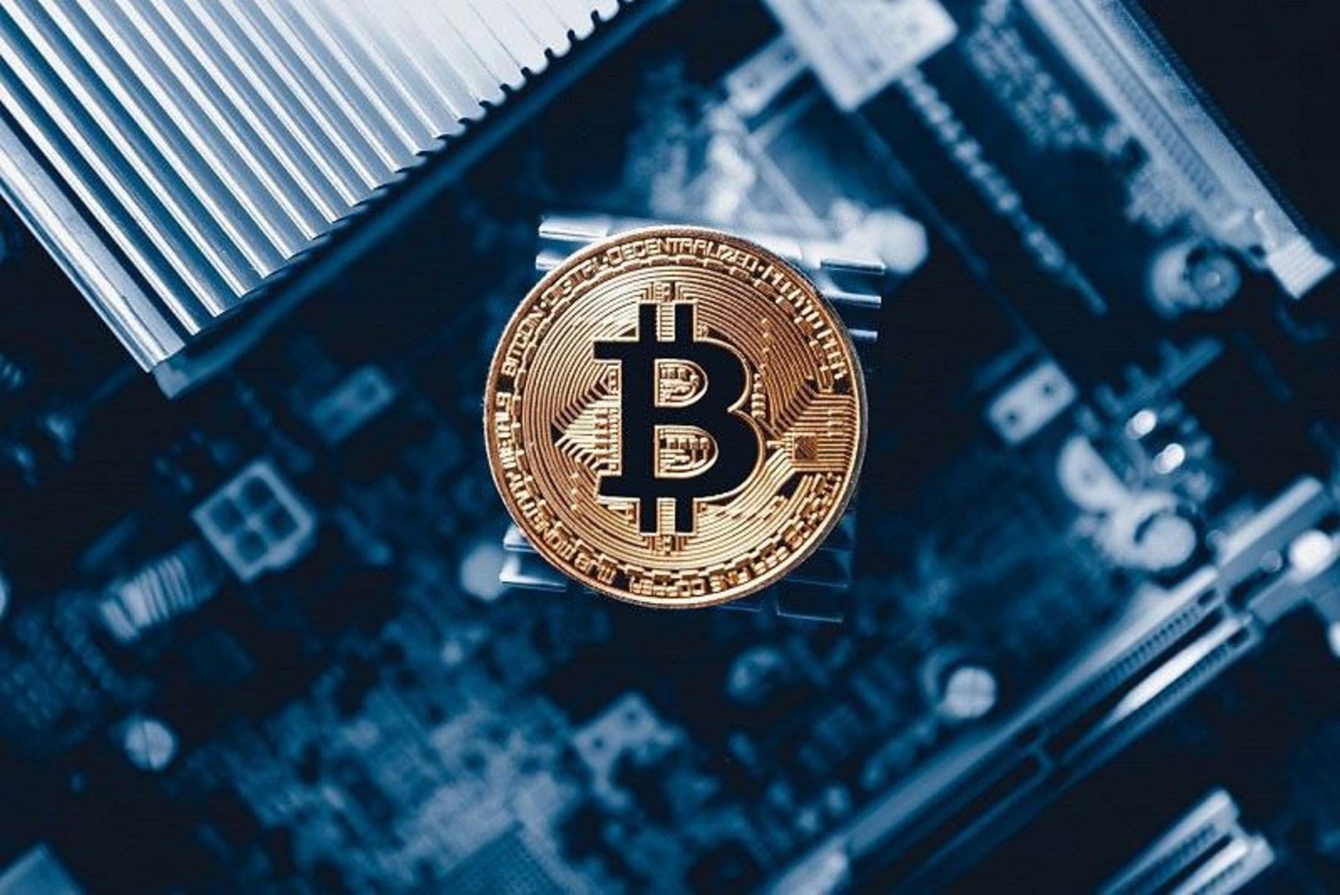 سکه بیتکوین روی سخت افزار ماینینگ
