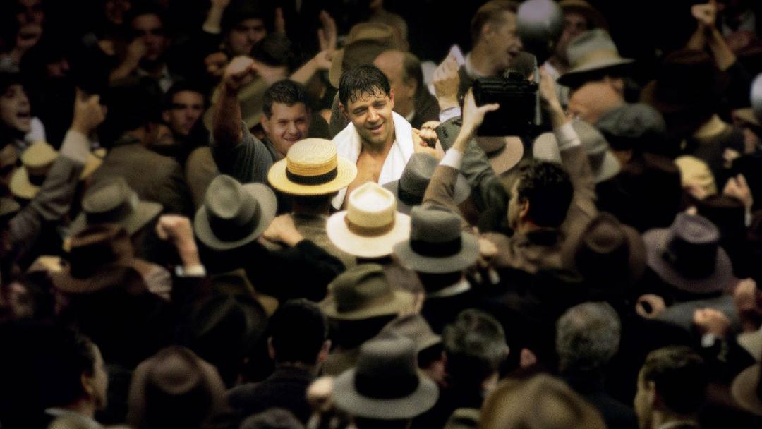 شخصیت اصلی فیلم Cinderella Man با بازی راسل کرو در میان جمعیتی بسیار زیاد
