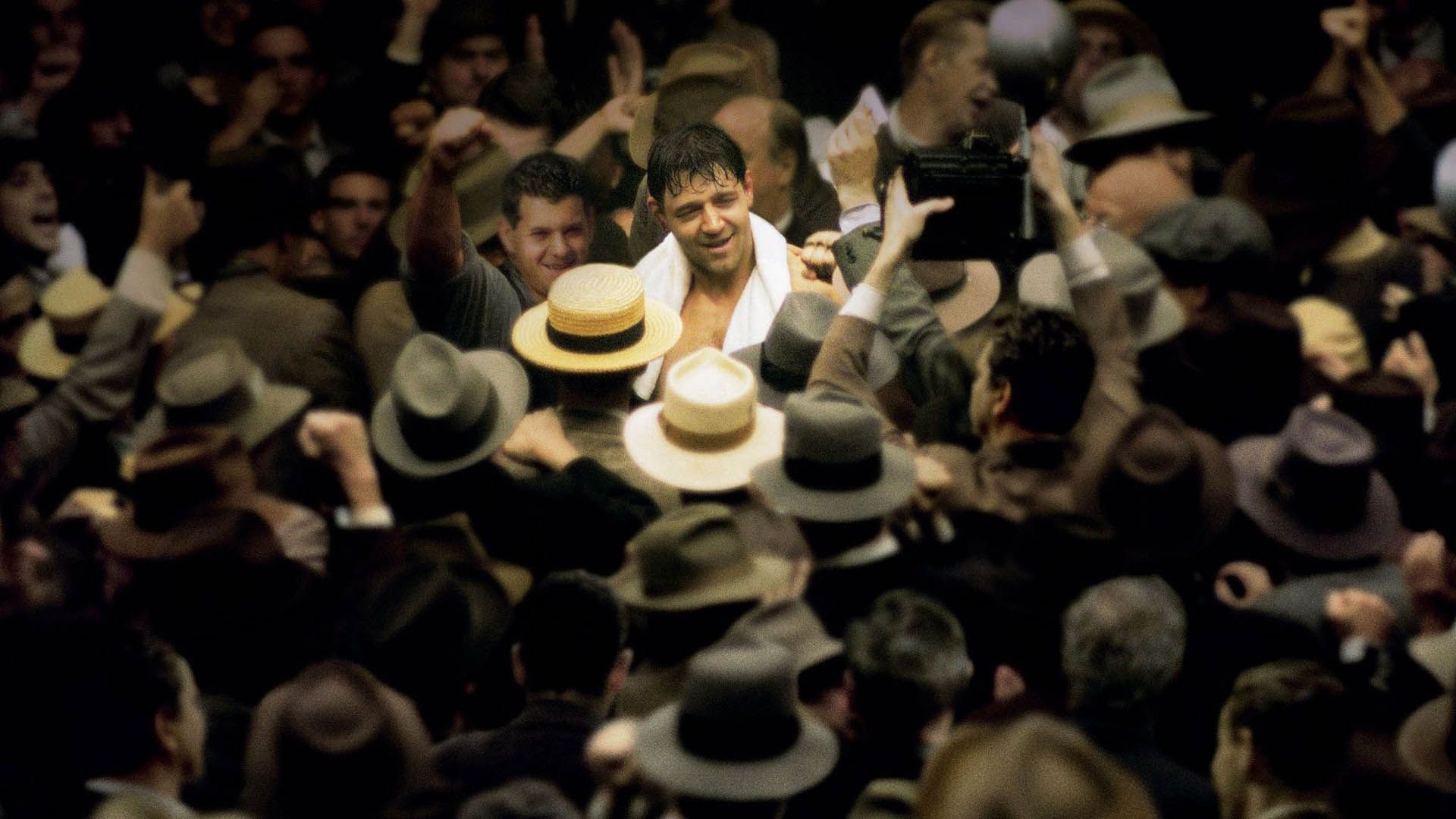 شخصیت اصلی فیلم Cinderella Man با بازی راسل کرو در میان جمعیتی بسیار زیاد