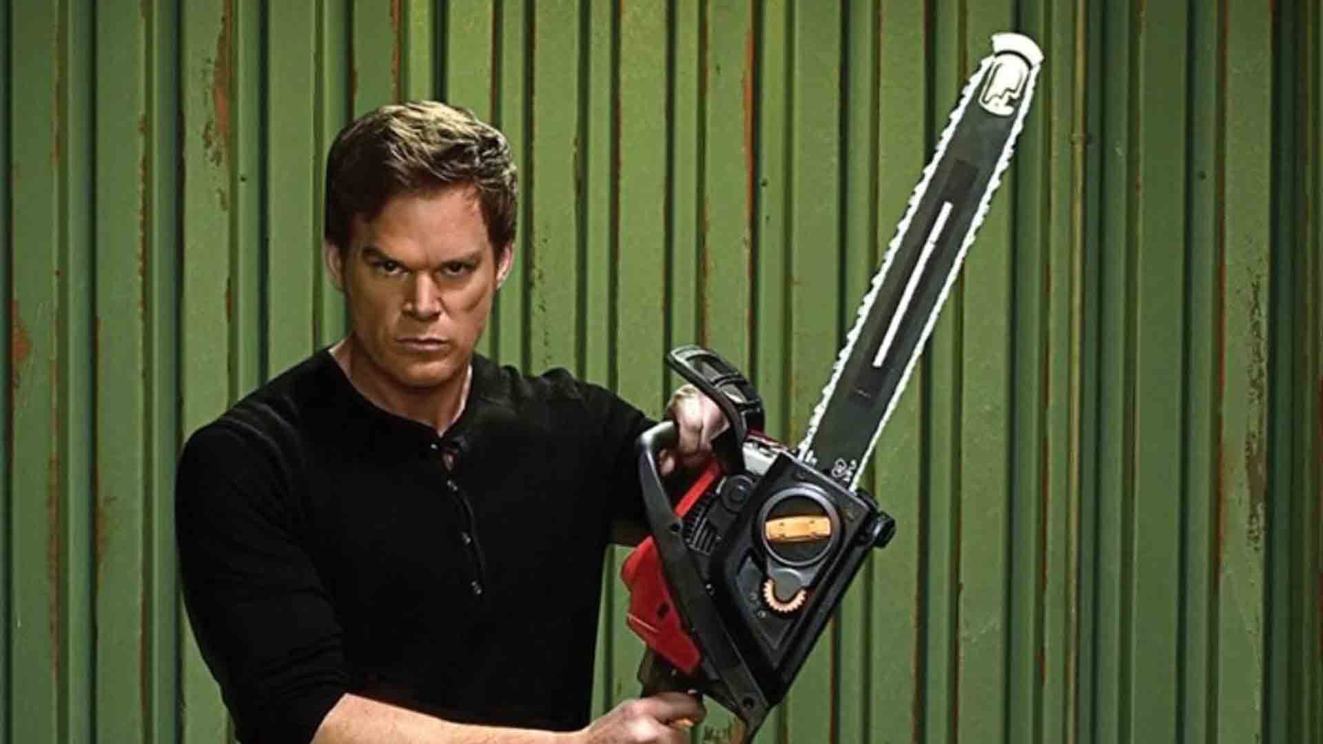 مایکل سی هال به همراه اره برقی در سریال dexter