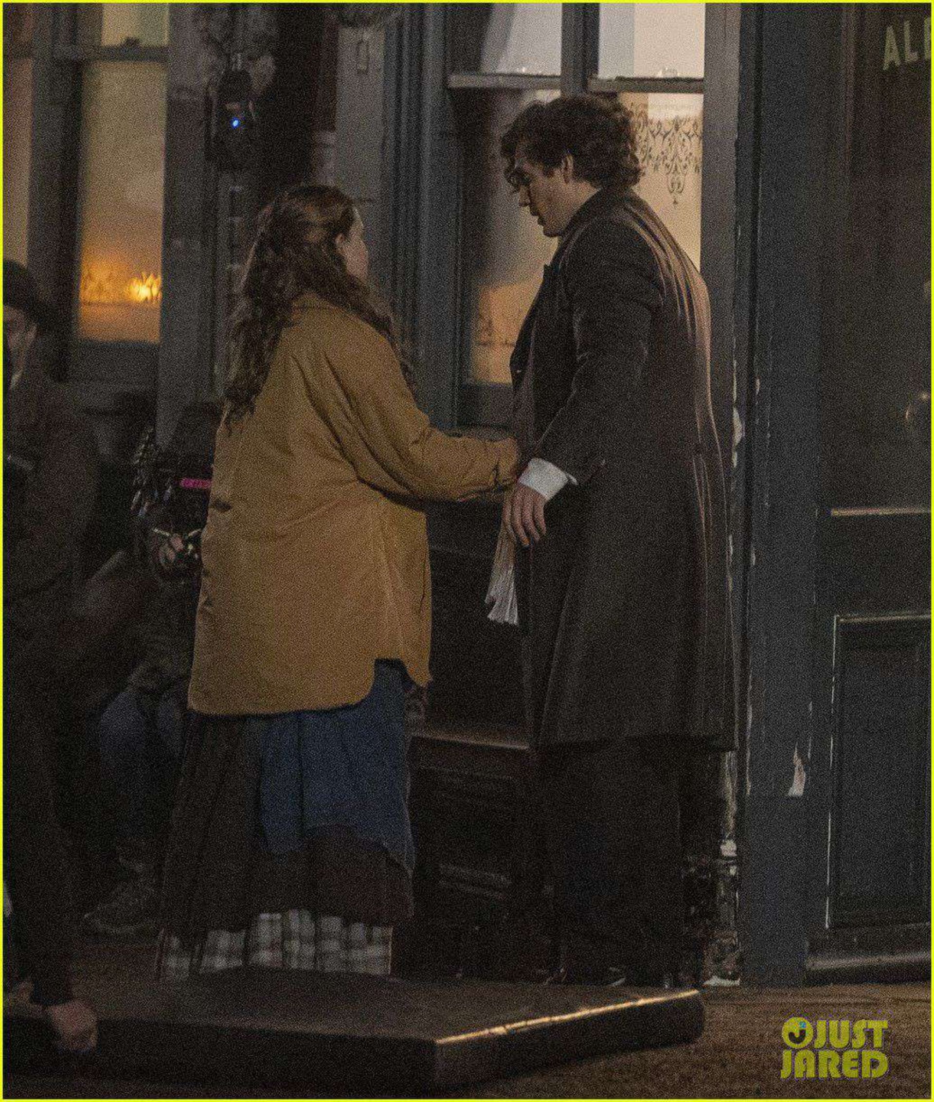 2021-11-enola-holmes-set-november-2021-05