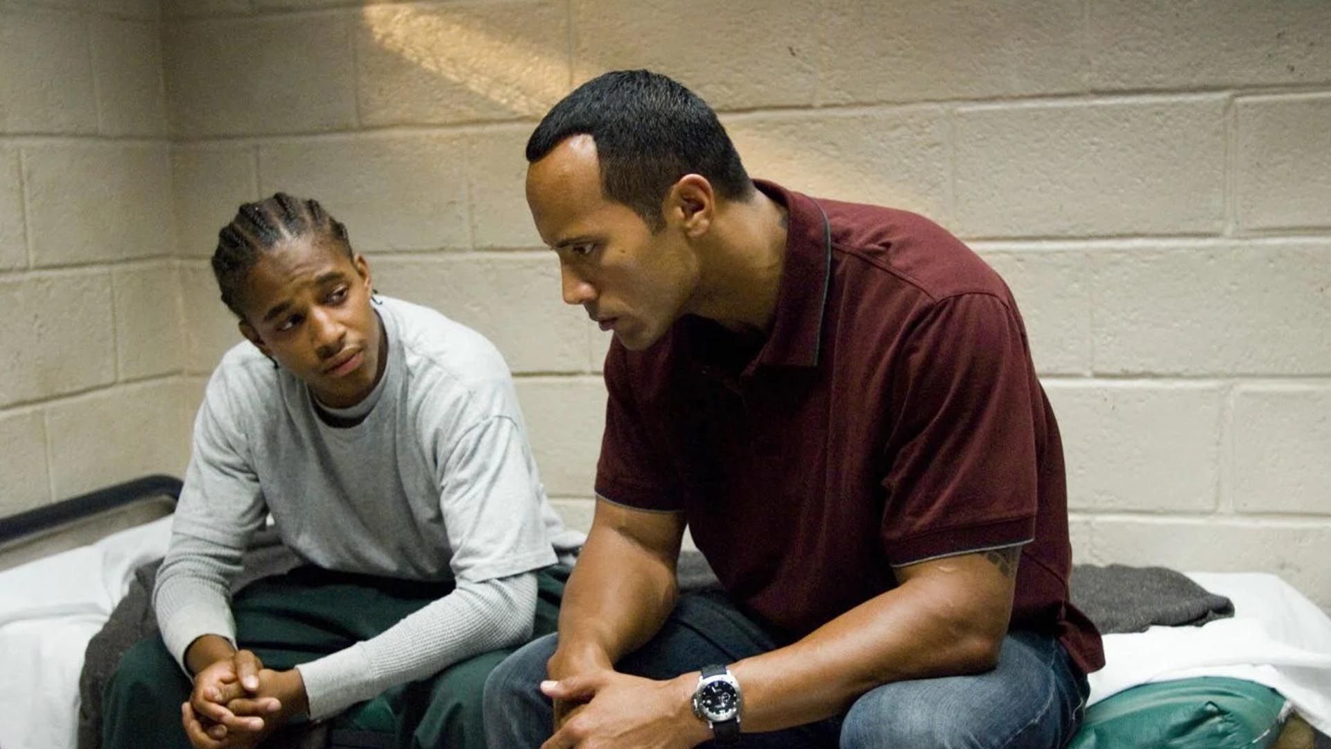 دواین جانسون به همراه دیوید وی. توماس در فیلم Gridiron Gang