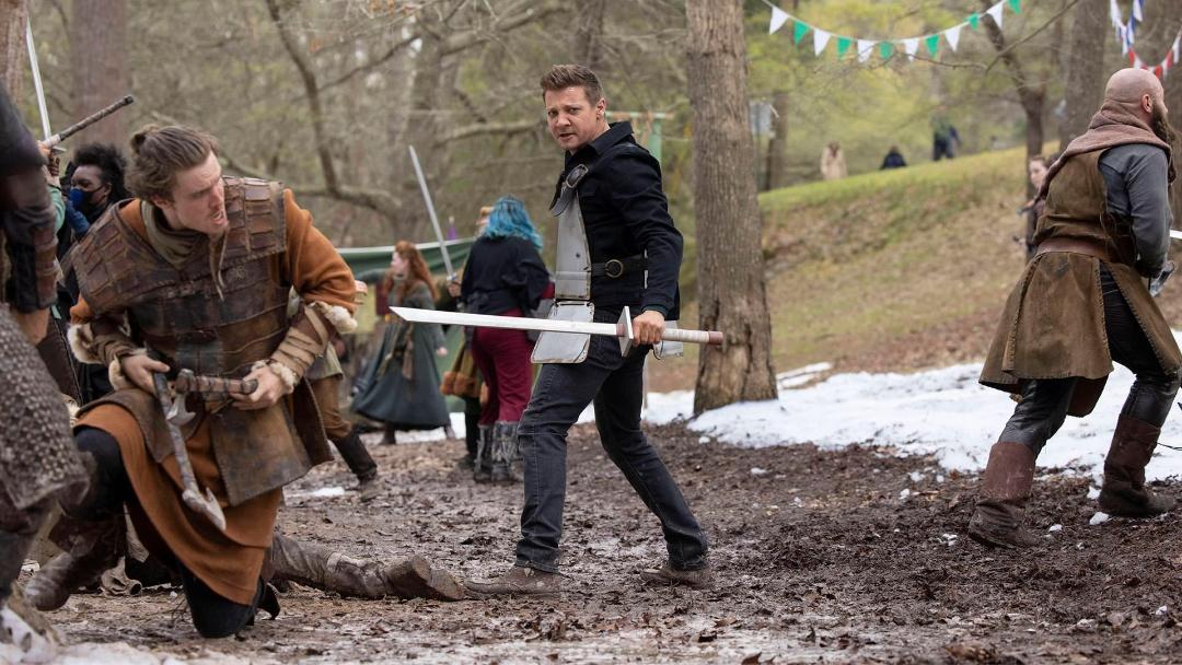 جرمی رنر در نقش کلینت بارتون در بازی LARP در قسمت دوم سریال Hawkeye