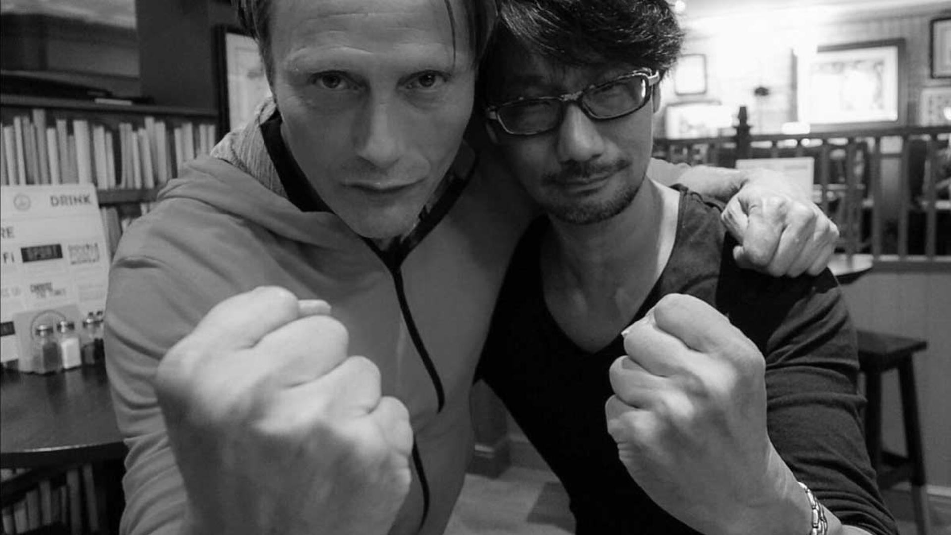 هیدئو کوجیما در کنار مدس میکلسن، بازیگر بازی Death Stranding