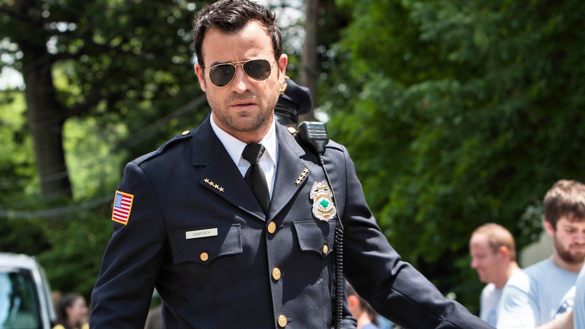 شخصیت کوین گاروی با یونیفرم پلیس در سریال The leftovers